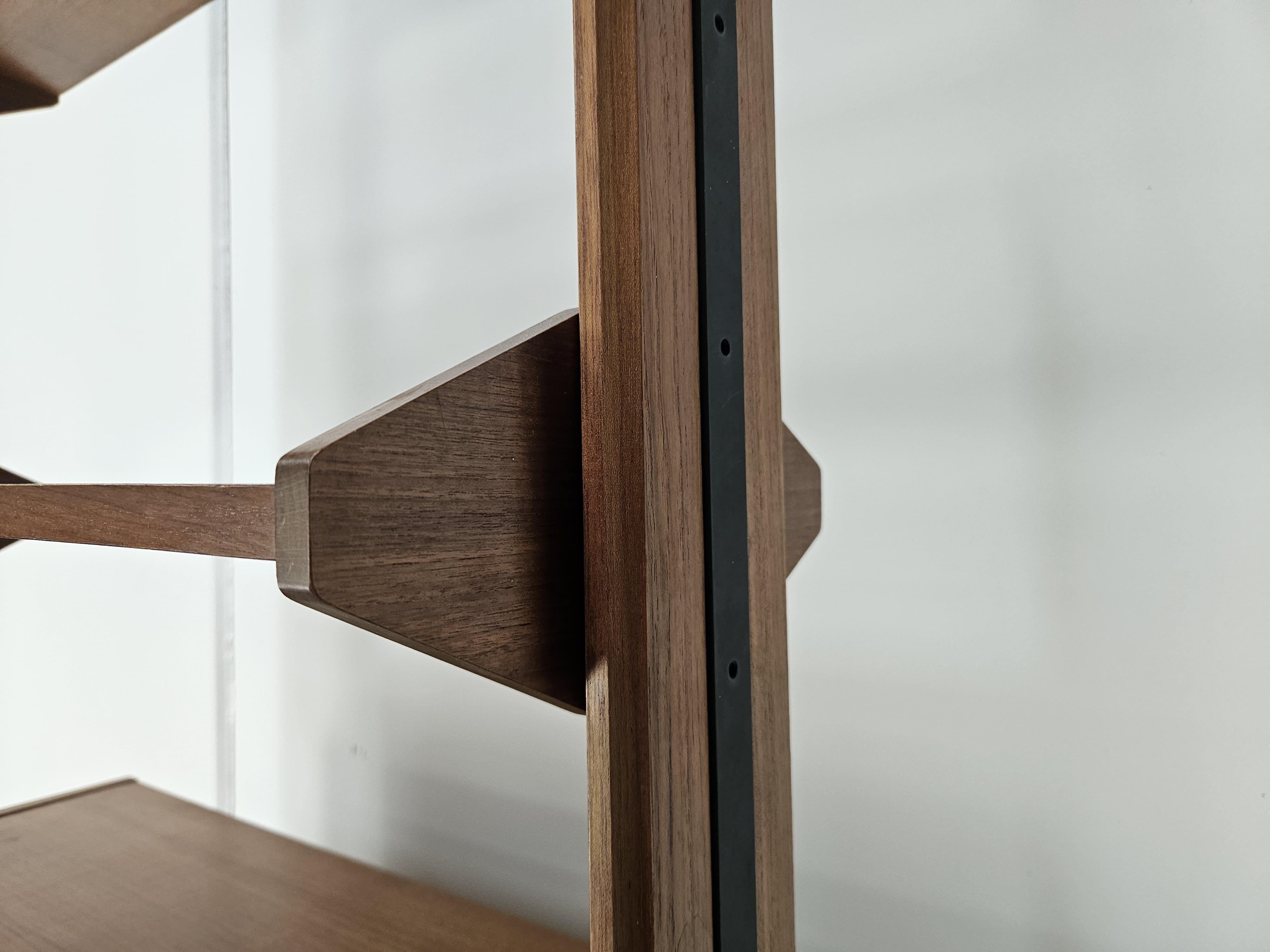 Libreria scandinava terra cielo in teak anni '60 con mensole e piedi in ottone in vendita 3