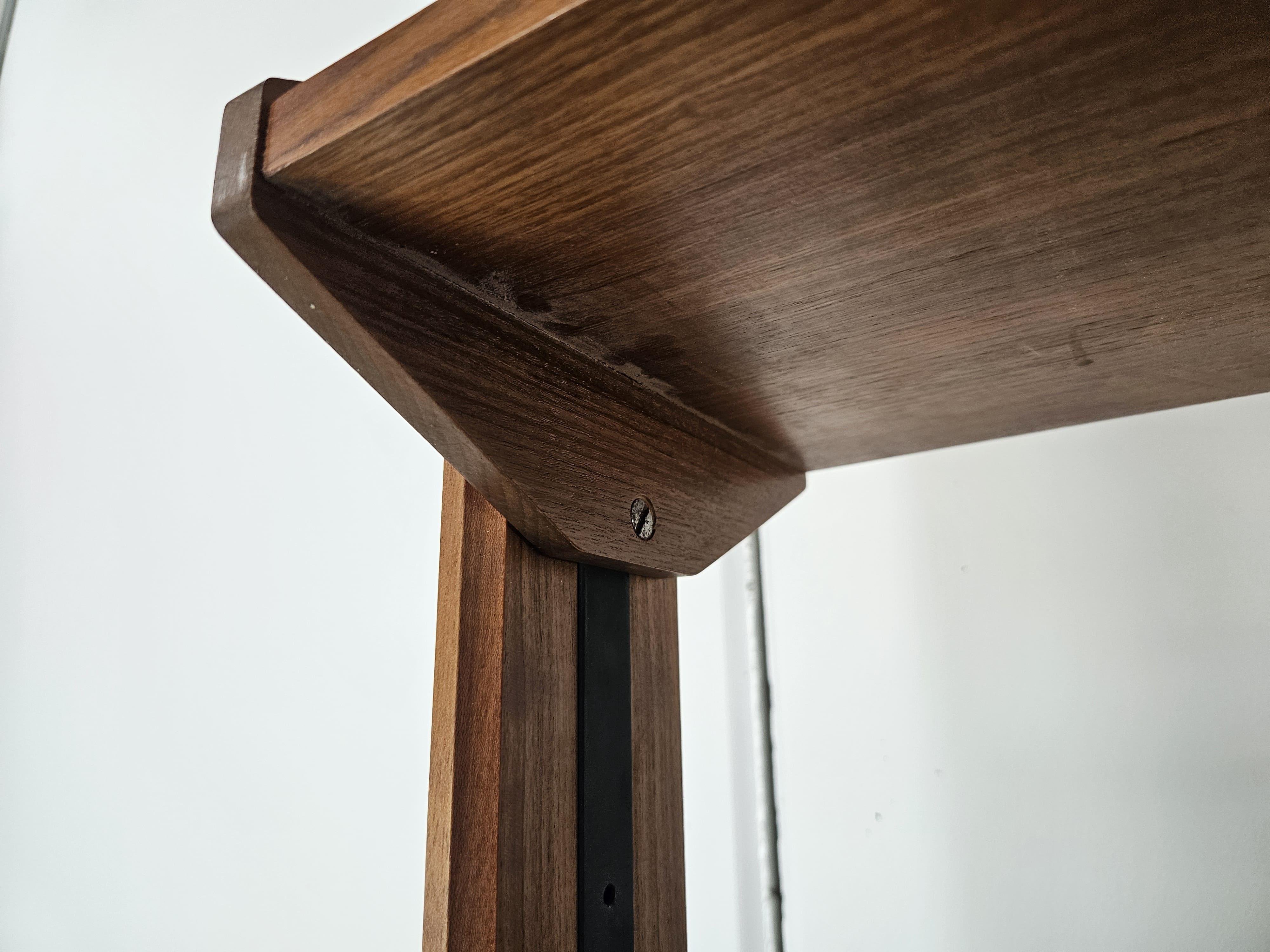 Libreria scandinava terra cielo in teak anni '60 con mensole e piedi in ottone in vendita 4