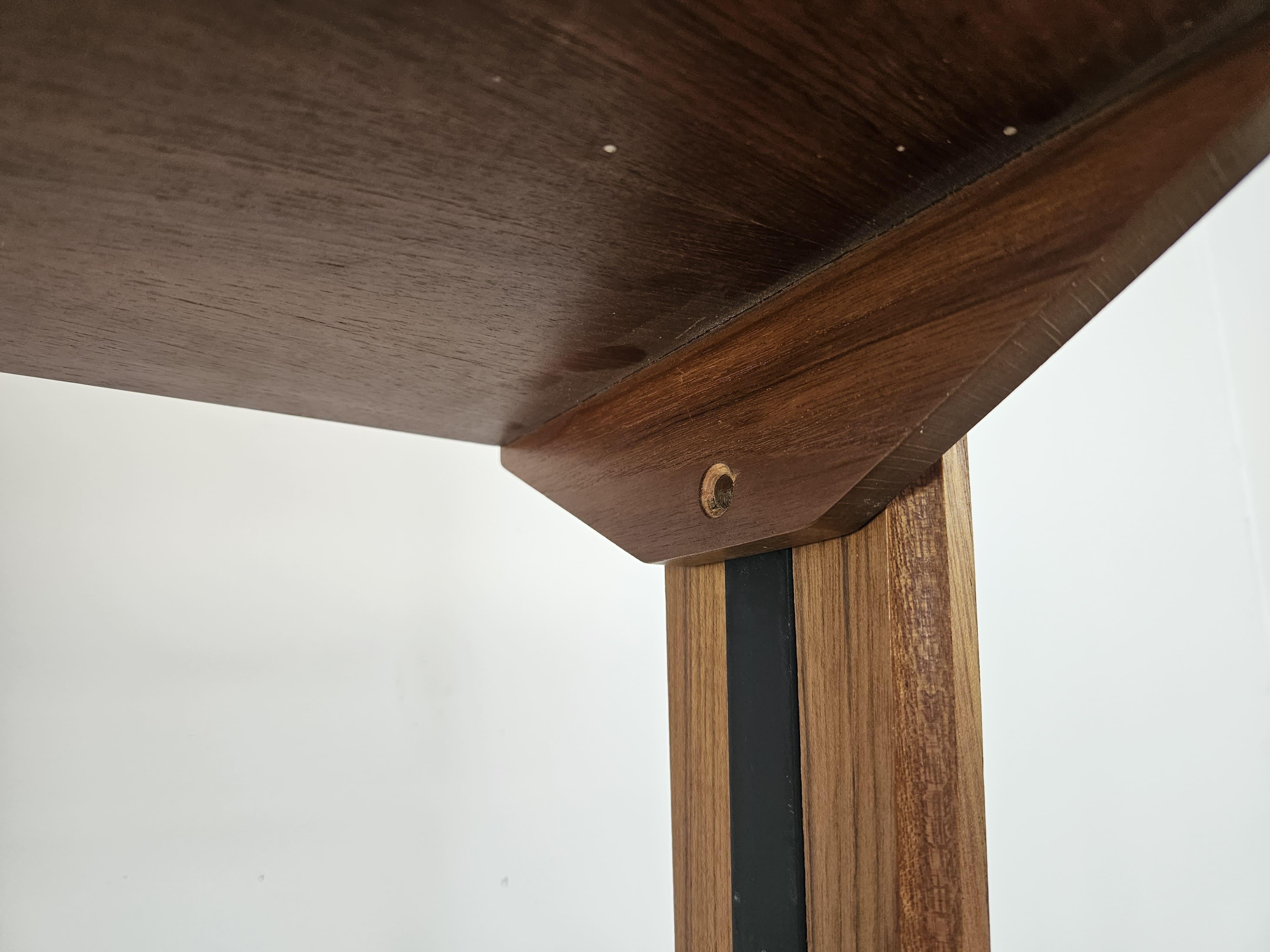 Libreria scandinava terra cielo in teak anni '60 con mensole e piedi in ottone in vendita 5