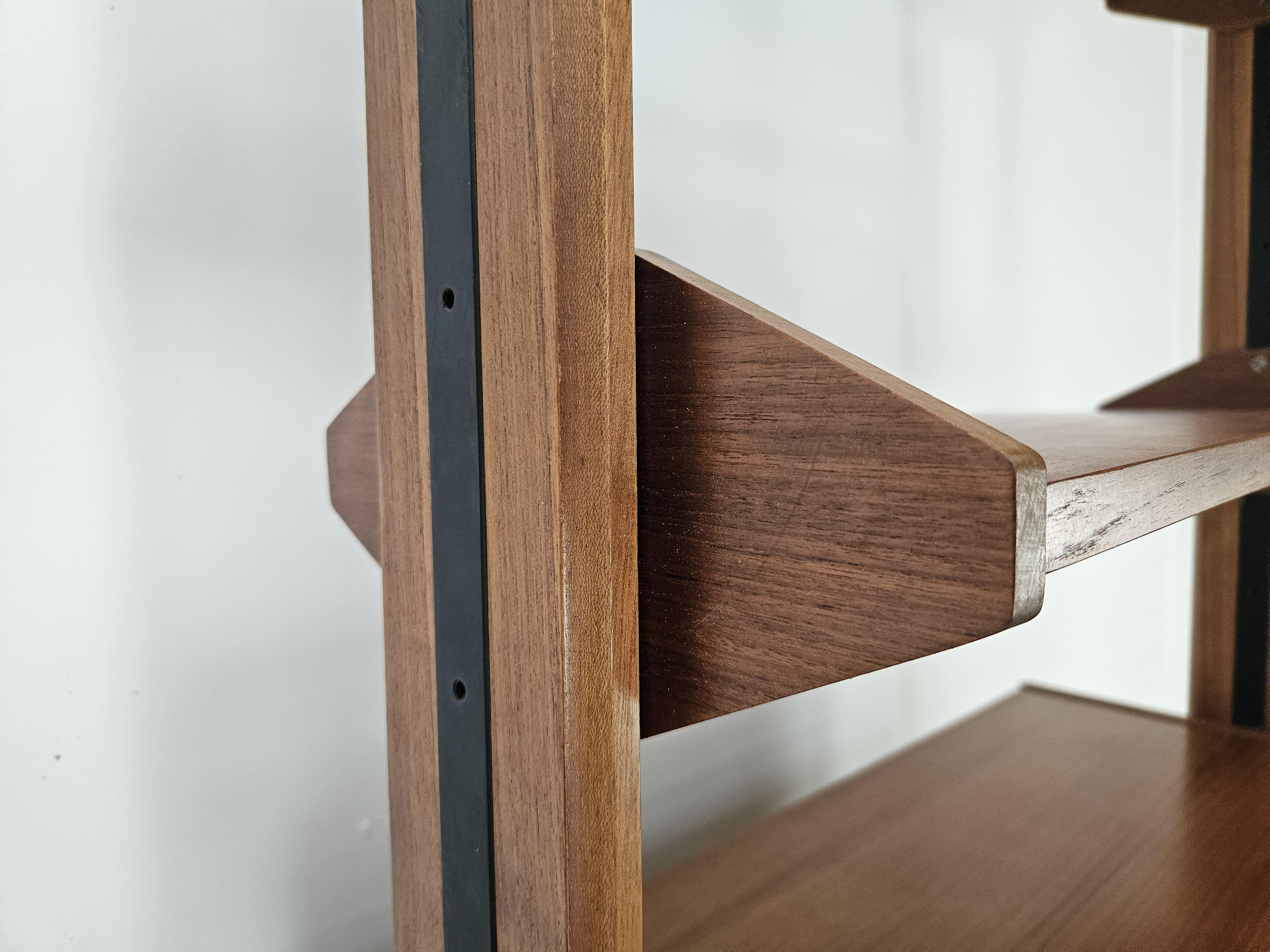 Libreria scandinava terra cielo in teak anni '60 con mensole e piedi in ottone in vendita 6
