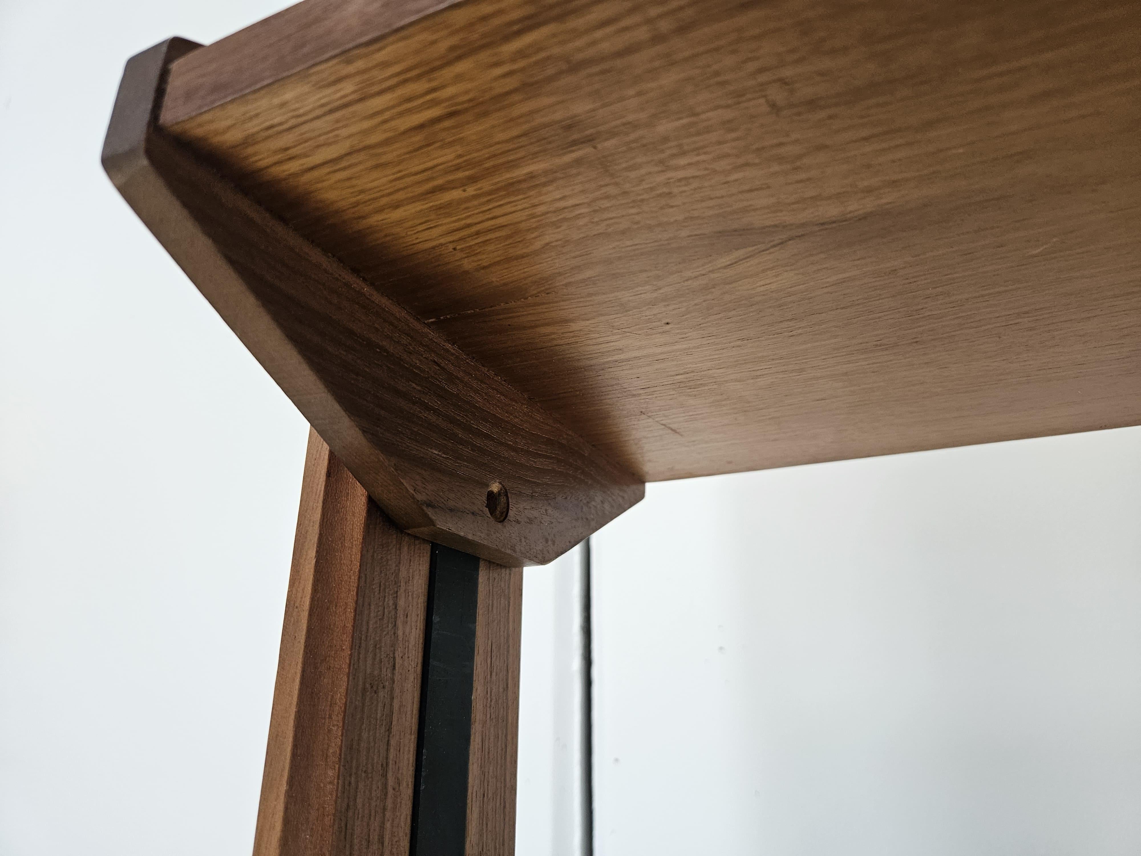 Libreria scandinava terra cielo in teak anni '60 con mensole e piedi in ottone in vendita 7