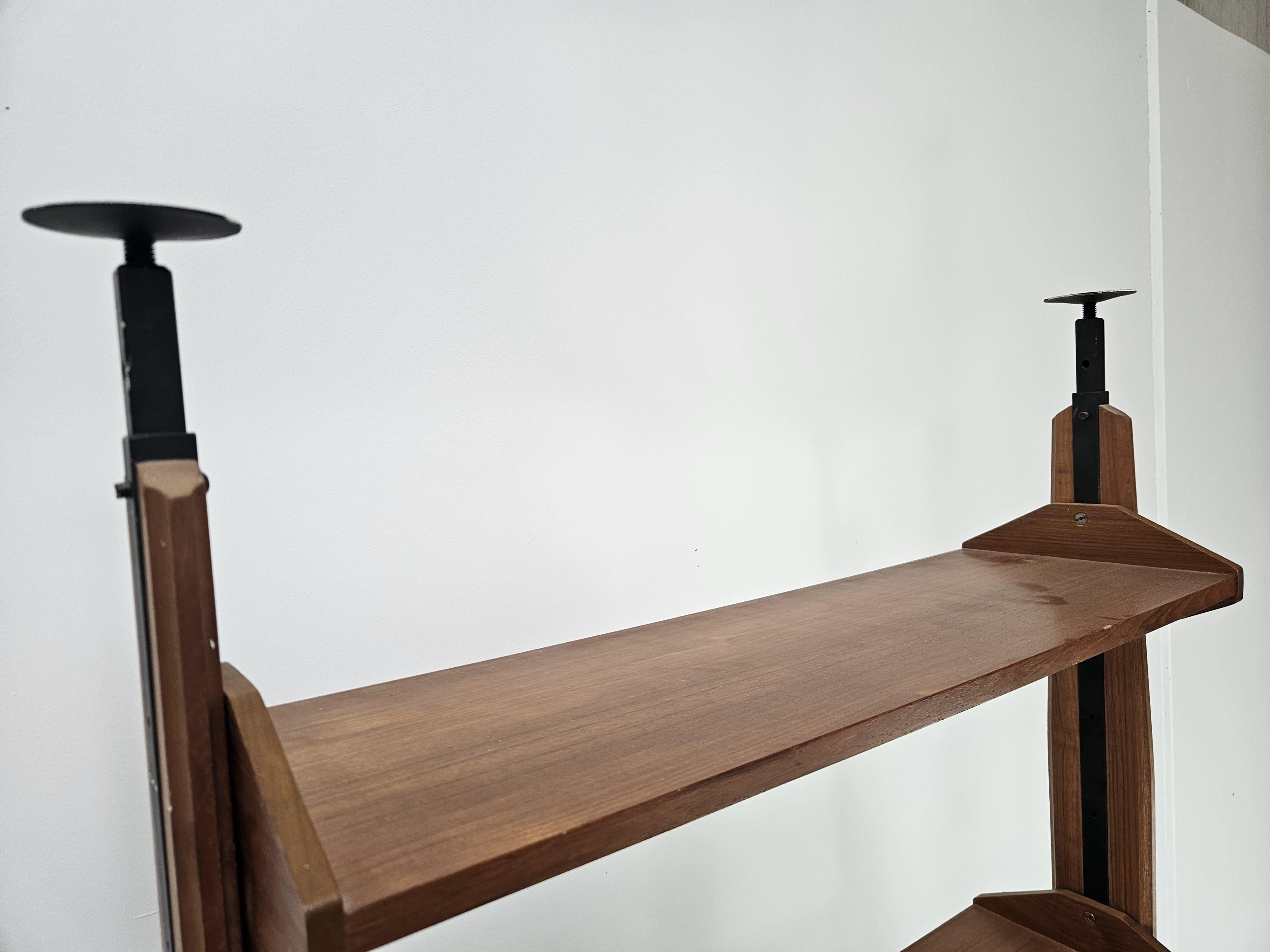 Libreria scandinava terra cielo in teak anni '60 con mensole e piedi in ottone in vendita 8