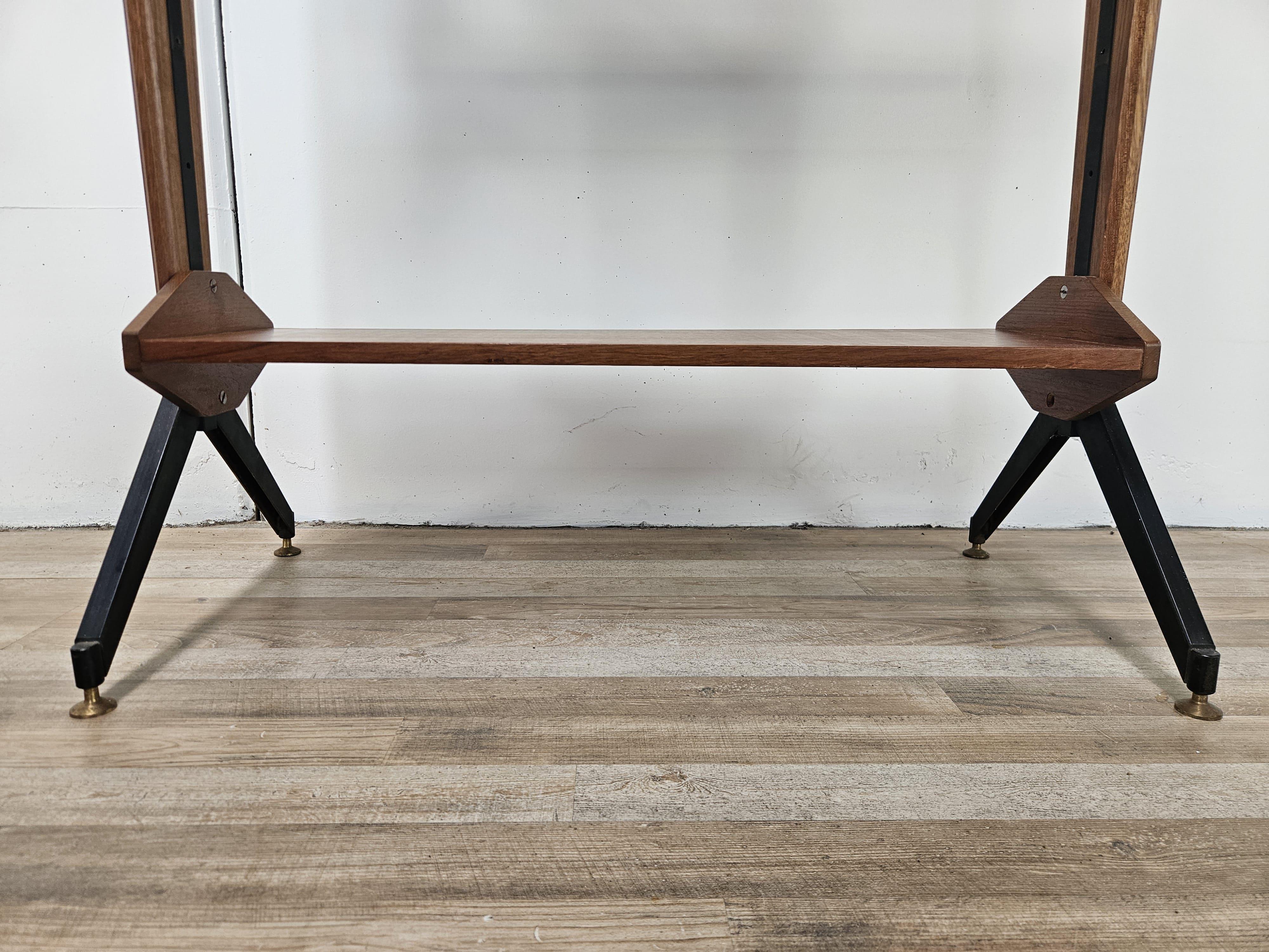 Libreria scandinava terra cielo in teak anni '60 con mensole e piedi in ottone in vendita 11