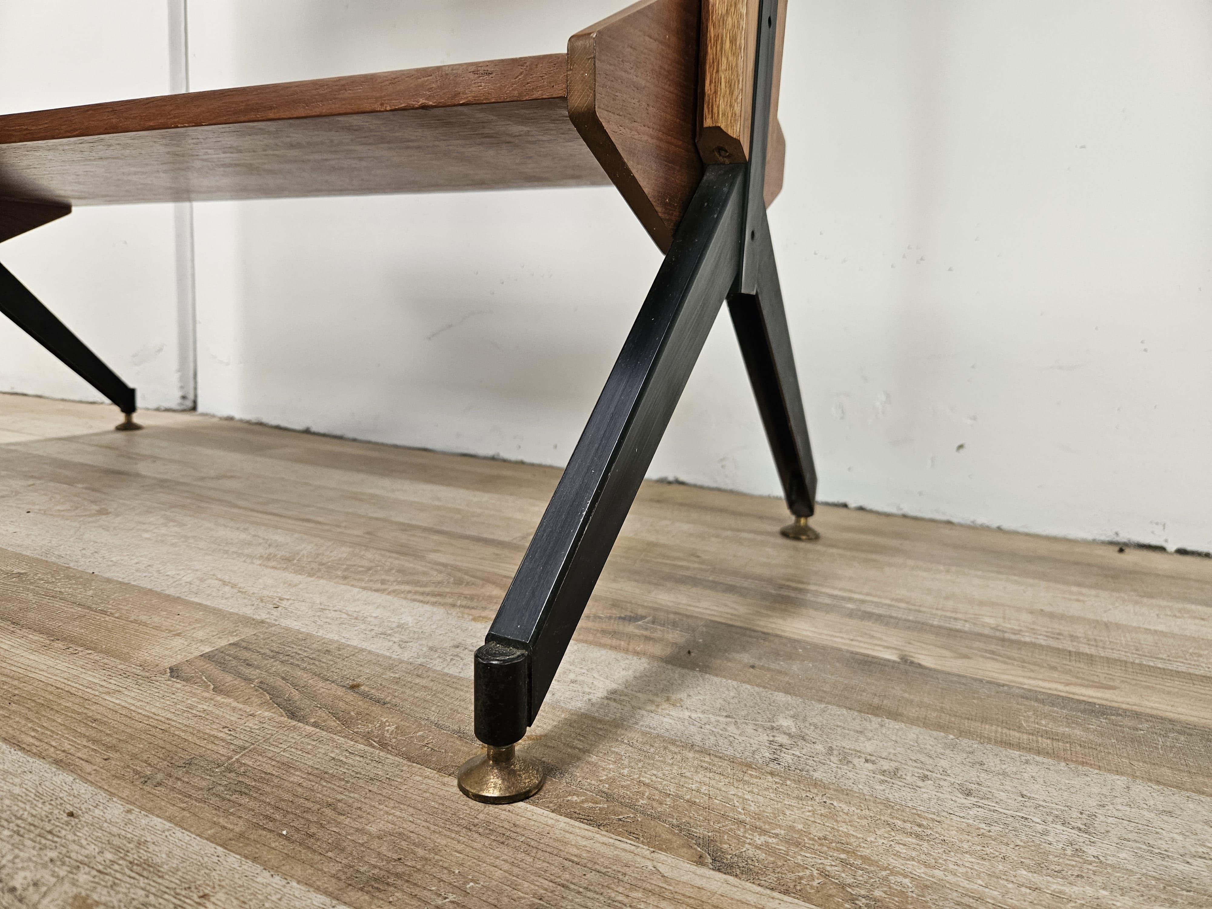 Libreria scandinava terra cielo in teak anni '60 con mensole e piedi in ottone in vendita 12