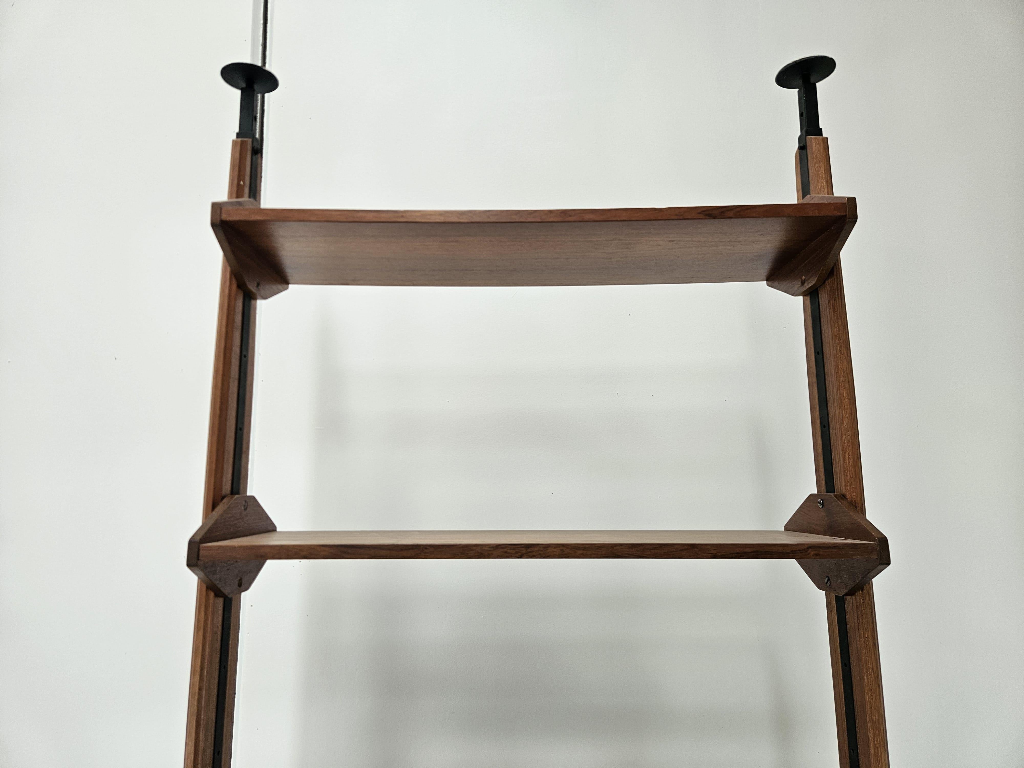 Scandinavo moderno Libreria scandinava terra cielo in teak anni '60 con mensole e piedi in ottone in vendita