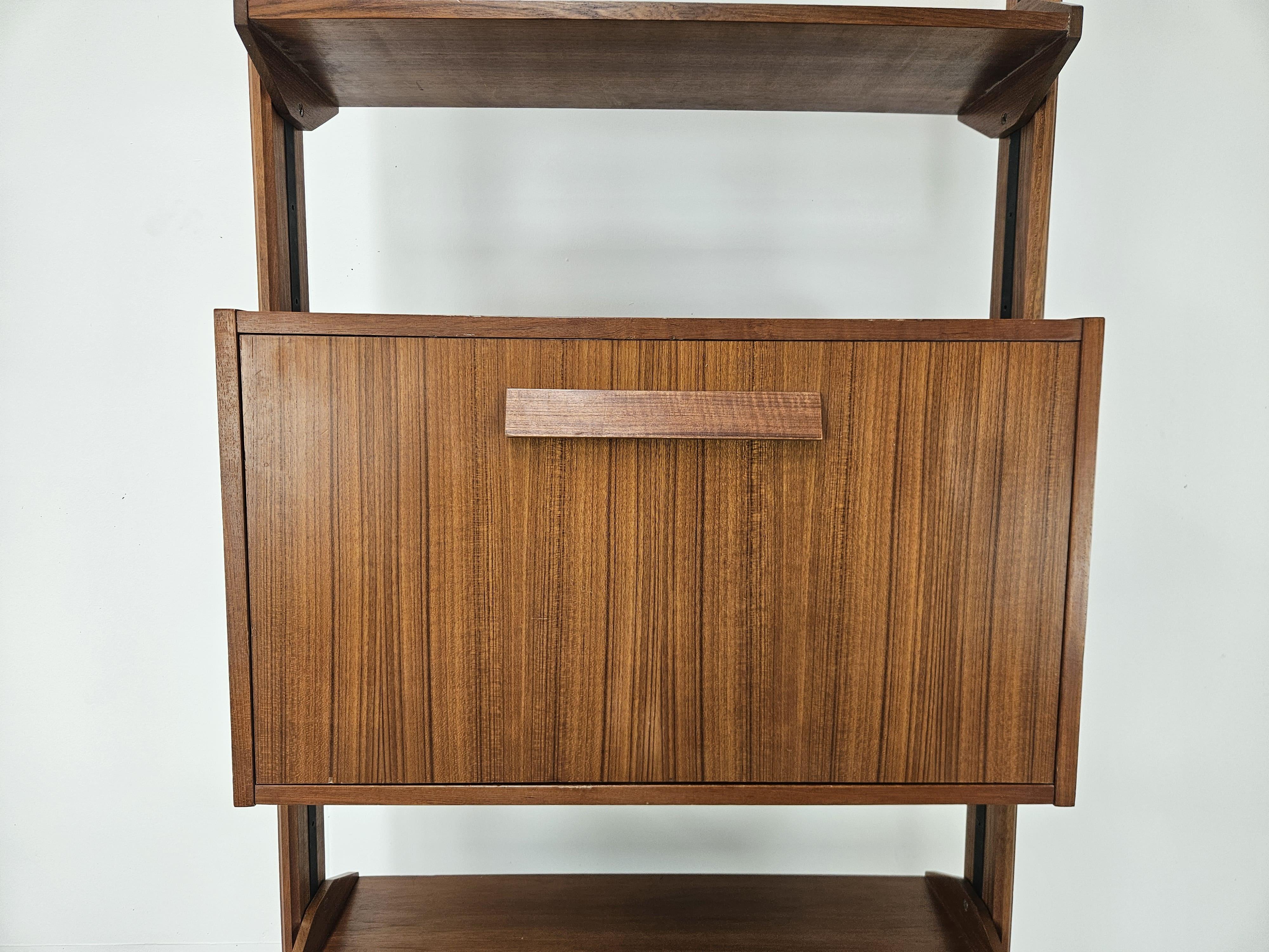 Italian Libreria scandinava terra cielo in teak anni '60 con mensole e piedi in ottone in vendita