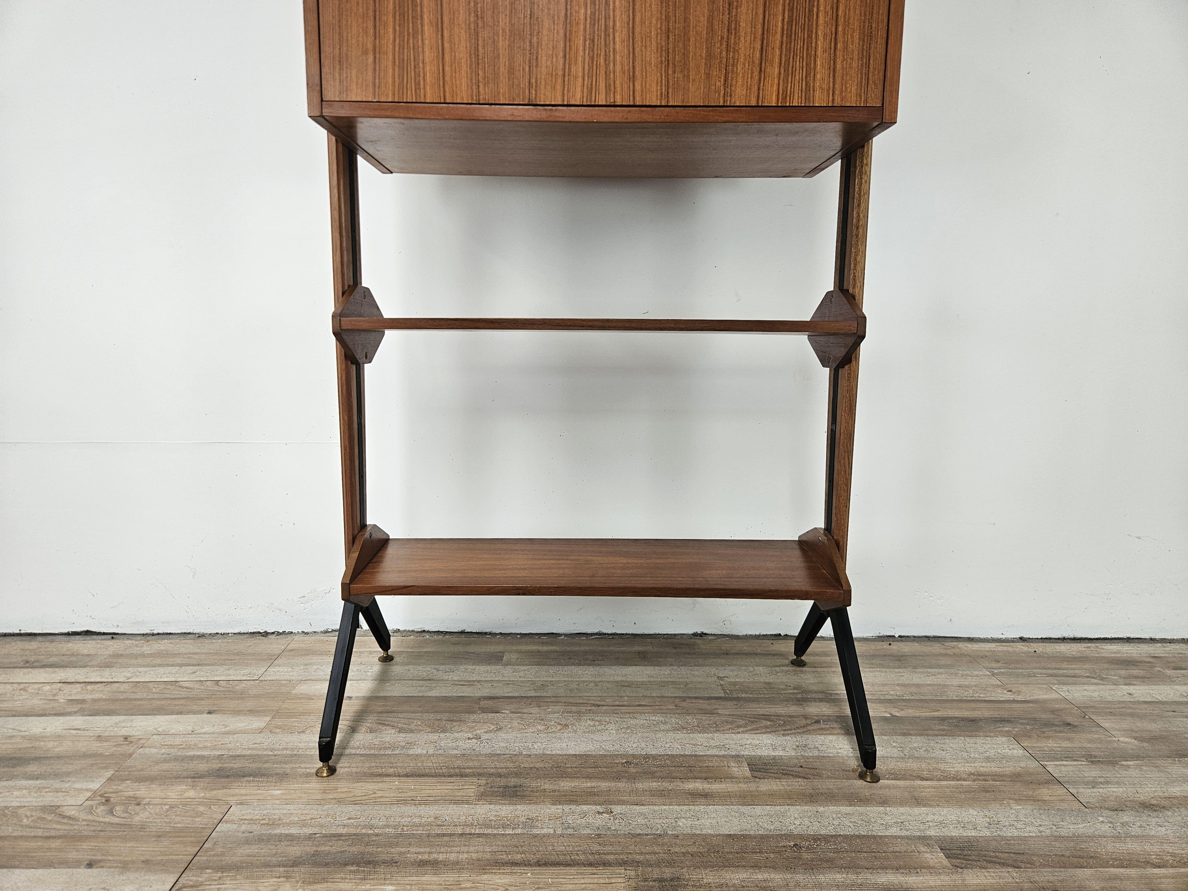 Impiallacciato Libreria scandinava terra cielo in teak anni '60 con mensole e piedi in ottone in vendita