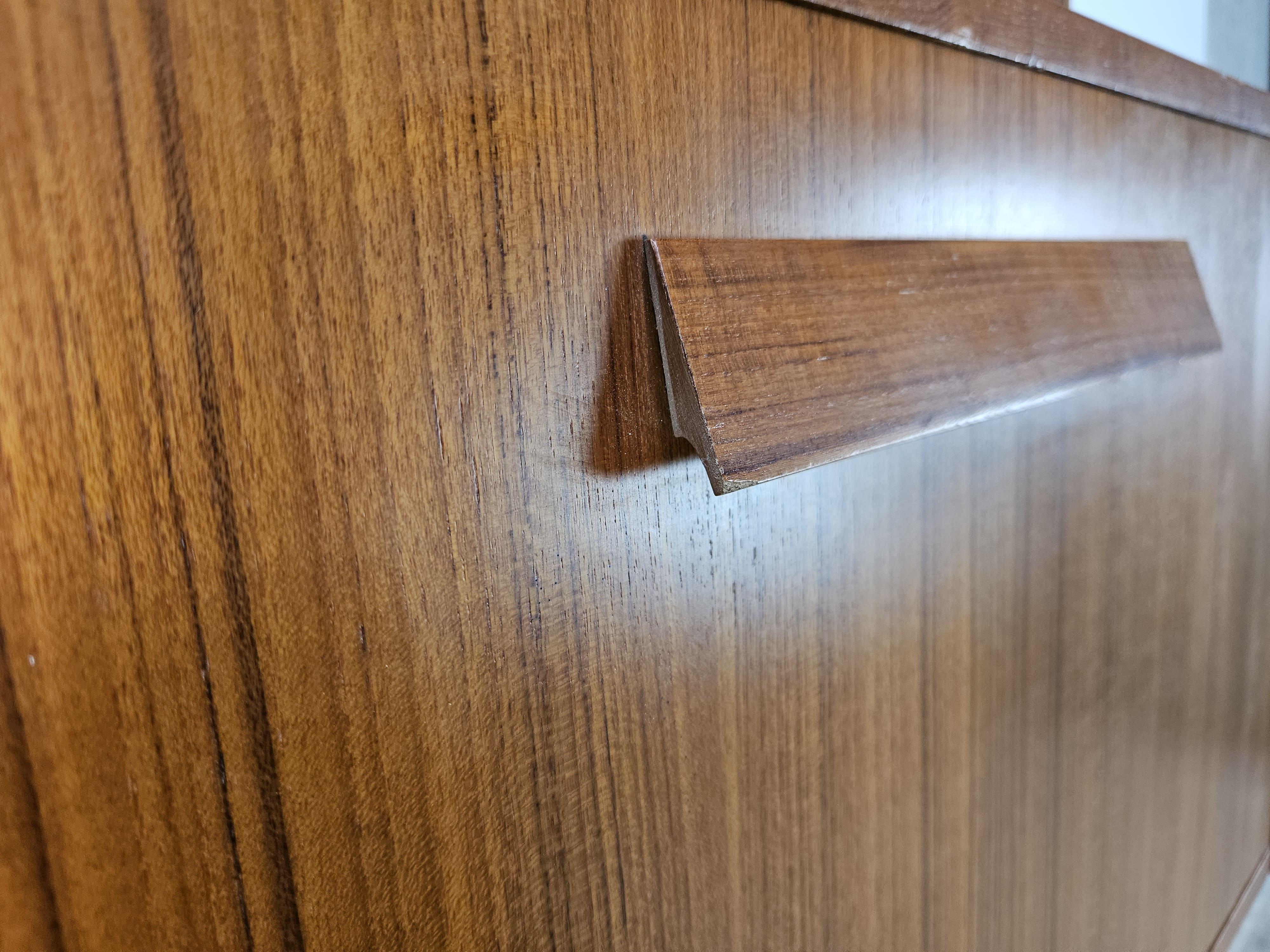 Libreria scandinava terra cielo in teak anni '60 con mensole e piedi in ottone In condizioni buone in vendita a Premariacco, IT