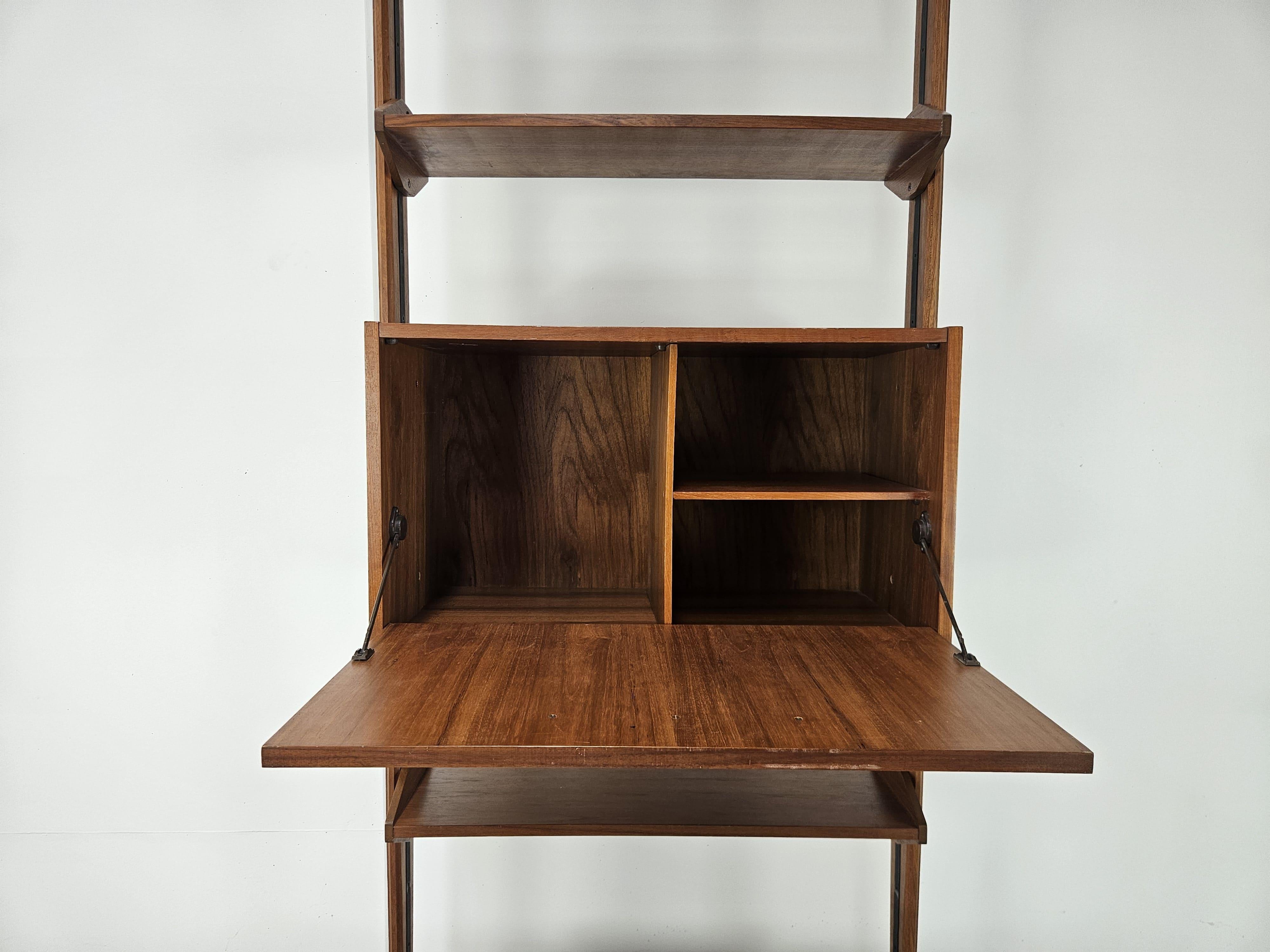 Mid-20th Century Libreria scandinava terra cielo in teak anni '60 con mensole e piedi in ottone in vendita