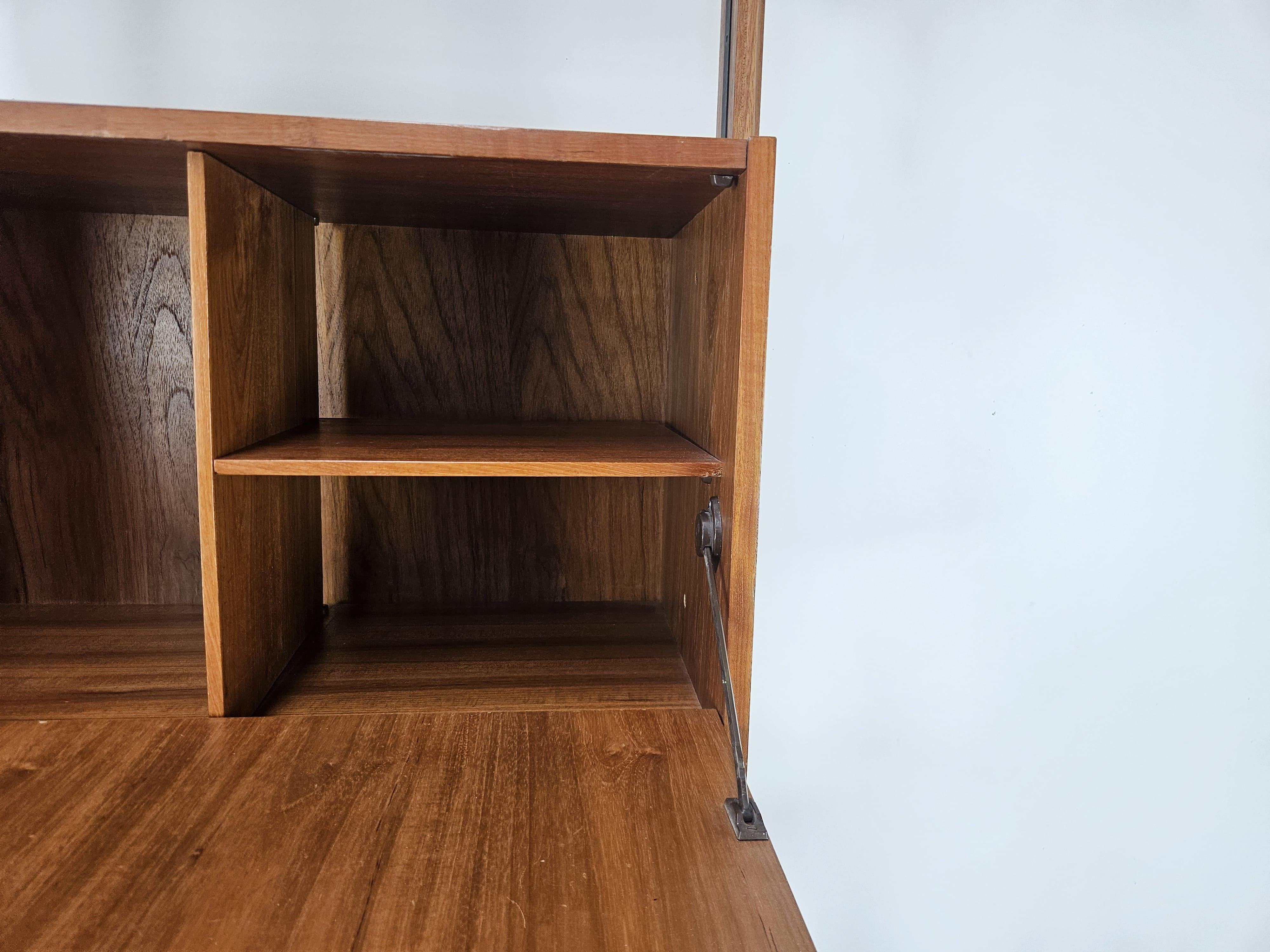 Ottone Libreria scandinava terra cielo in teak anni '60 con mensole e piedi in ottone in vendita