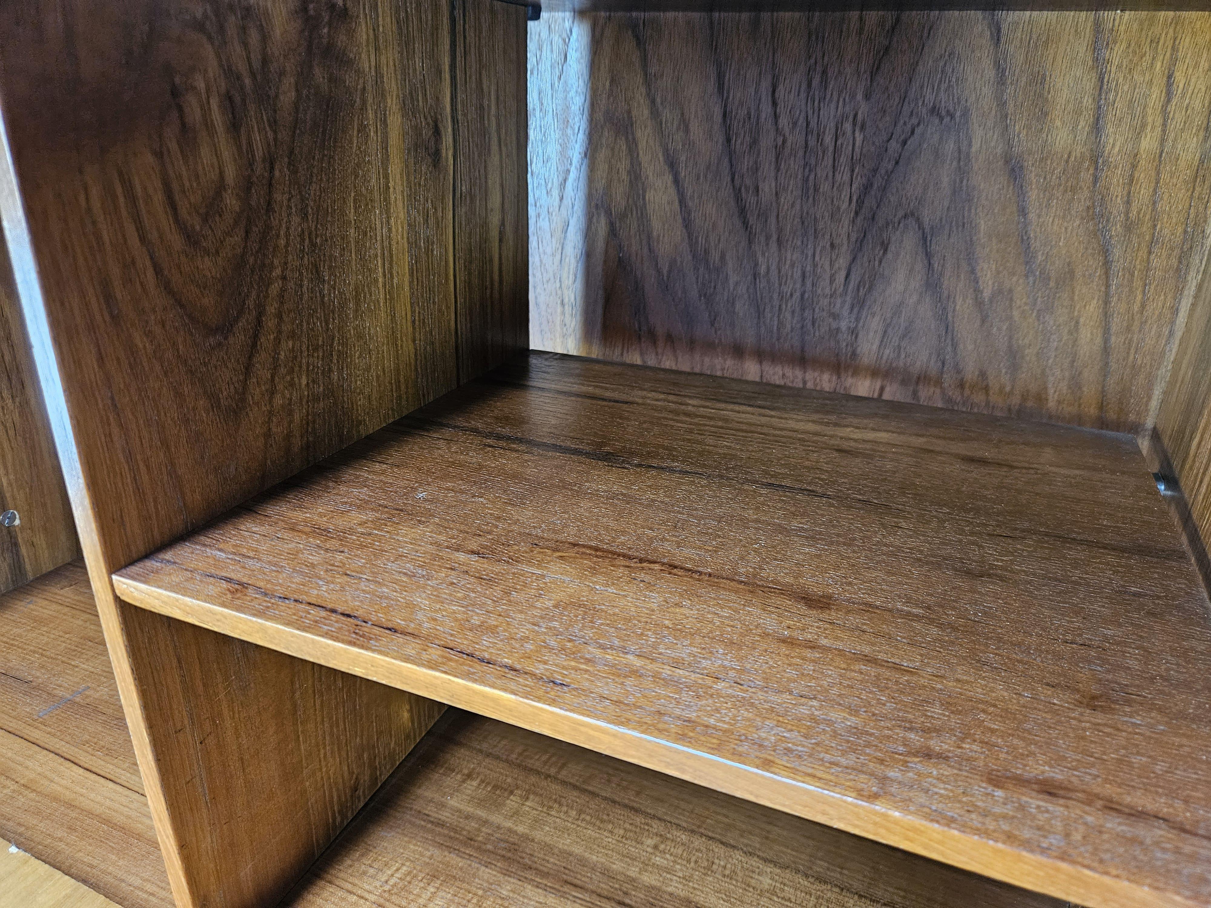 Libreria scandinava terra cielo in teak anni '60 con mensole e piedi in ottone in vendita 1