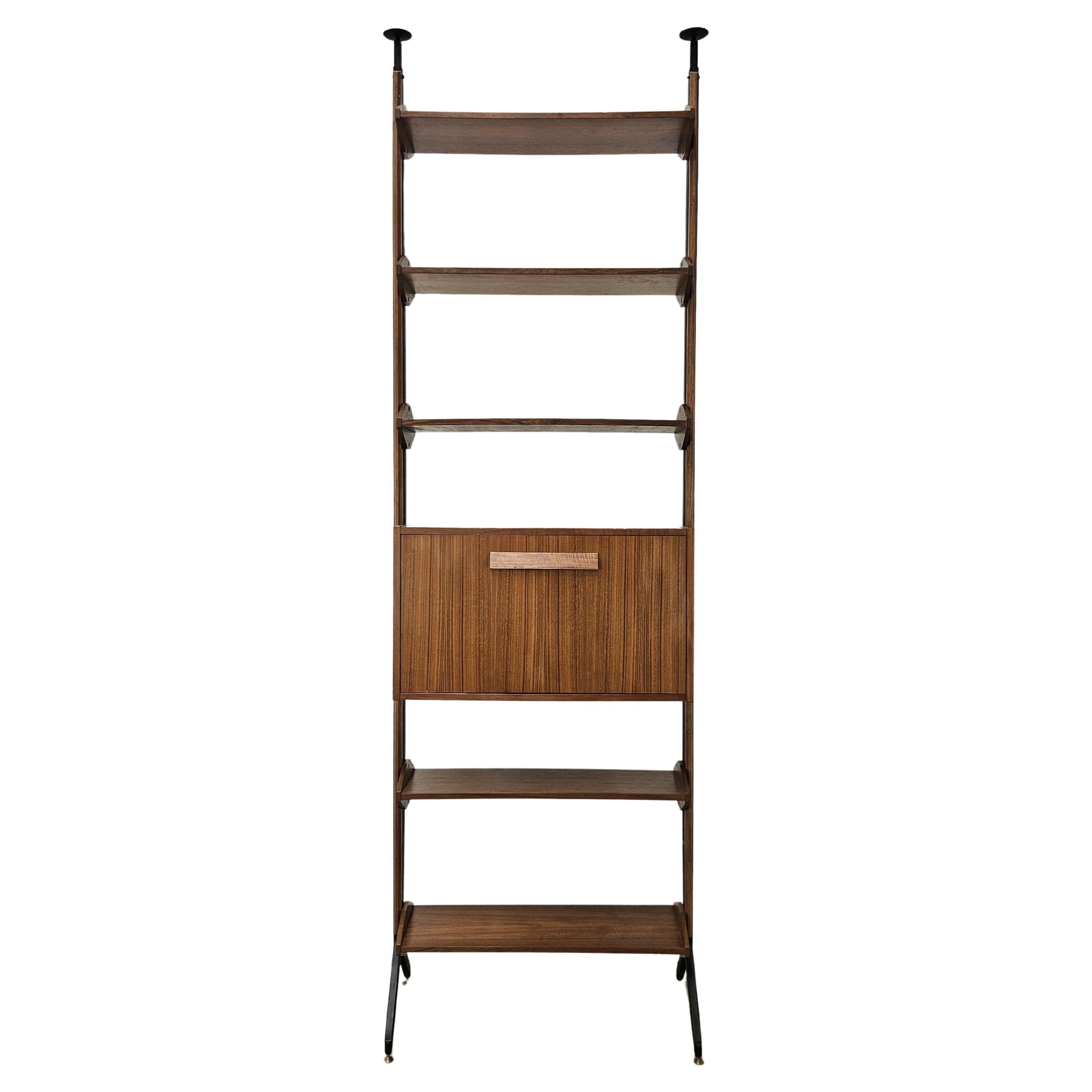Libreria scandinava terra cielo in teak anni '60 con mensole e piedi in ottone in vendita