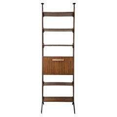 Libreria scandinava terra cielo in teak anni '60 con mensole e piedi in ottone
