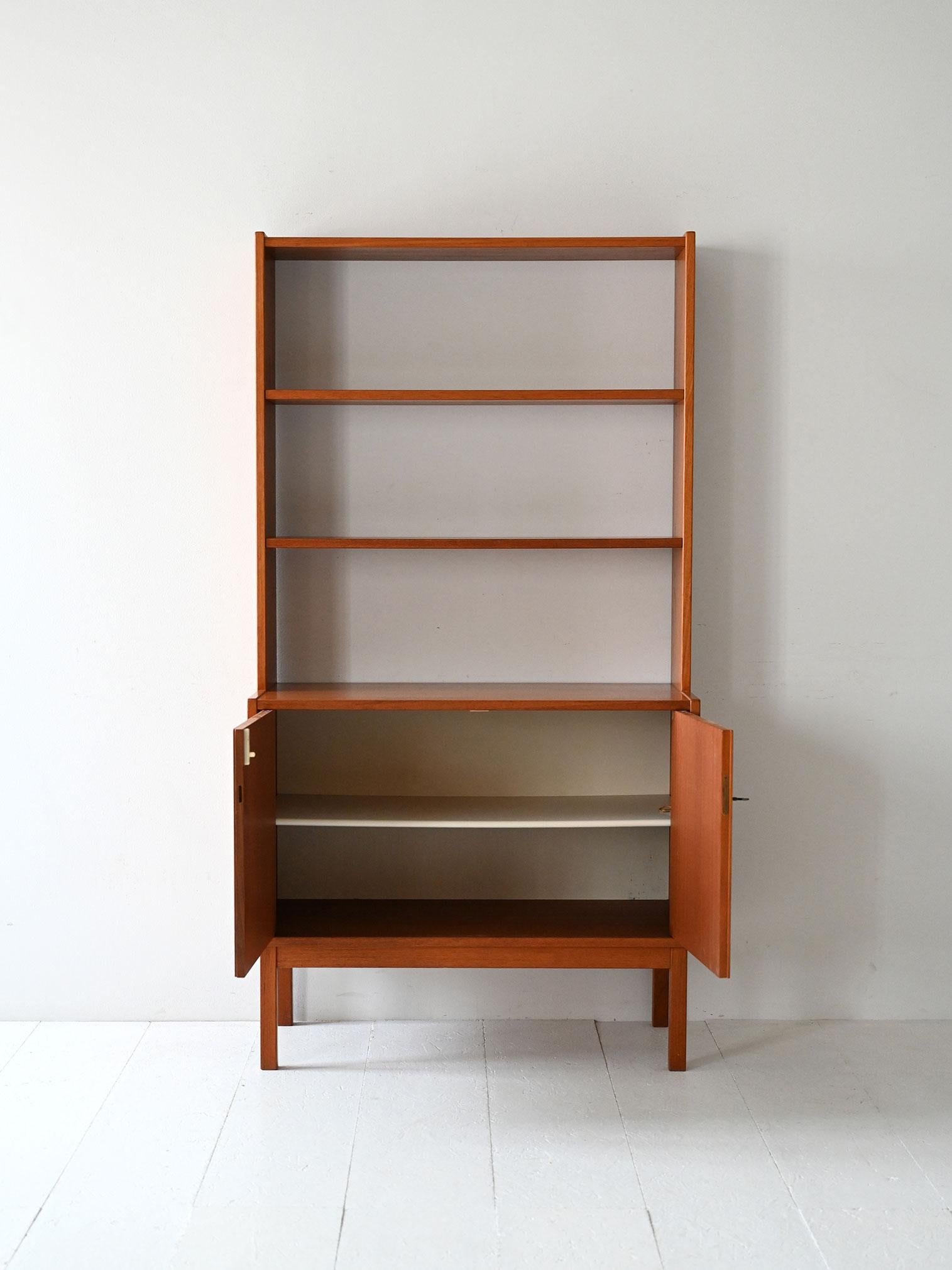 Scandinave moderne Bibliothèque scandinave vintage avec portes battantes et étagères en vente