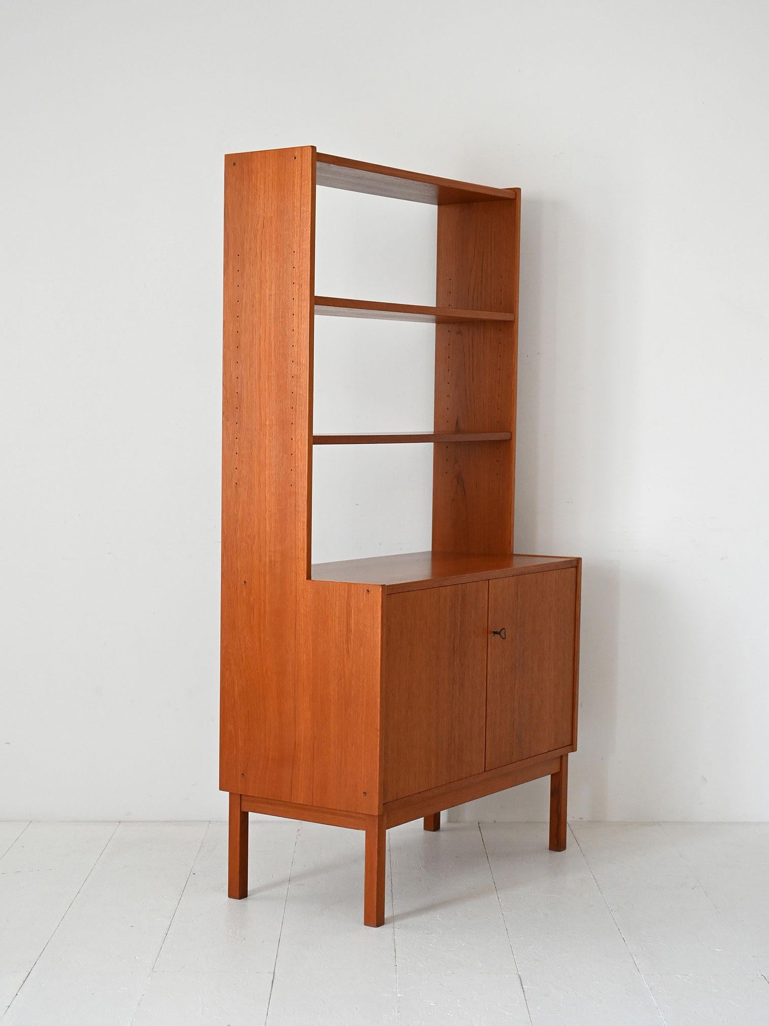 Scandinavian Bibliothèque scandinave vintage avec portes battantes et étagères en vente