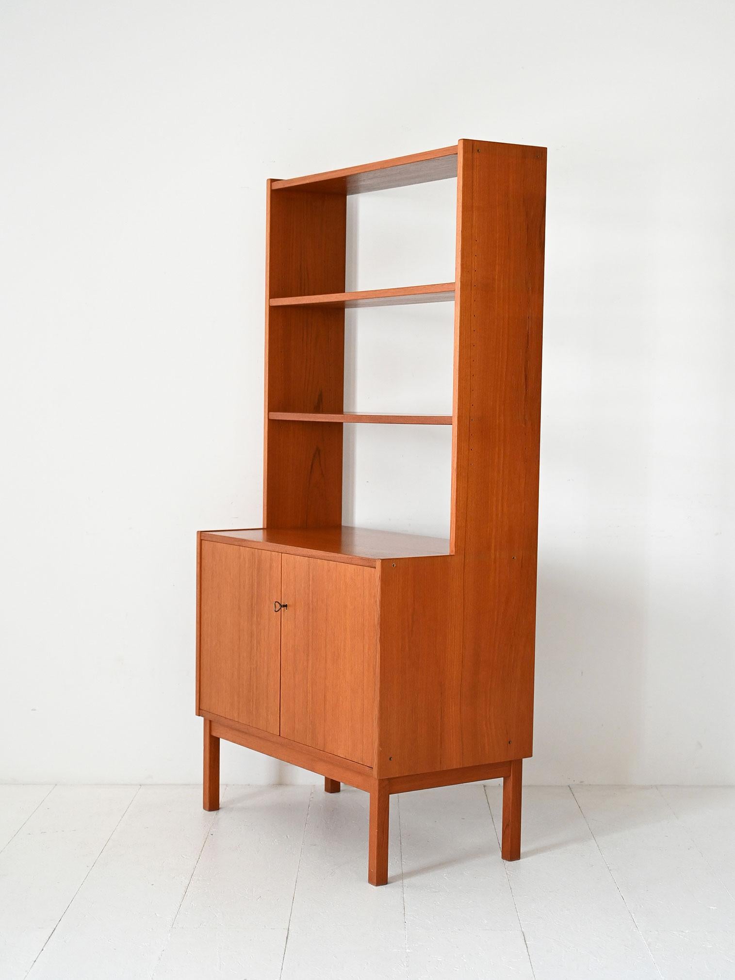 Bibliothèque scandinave vintage avec portes battantes et étagères Bon état - En vente à Brescia, IT