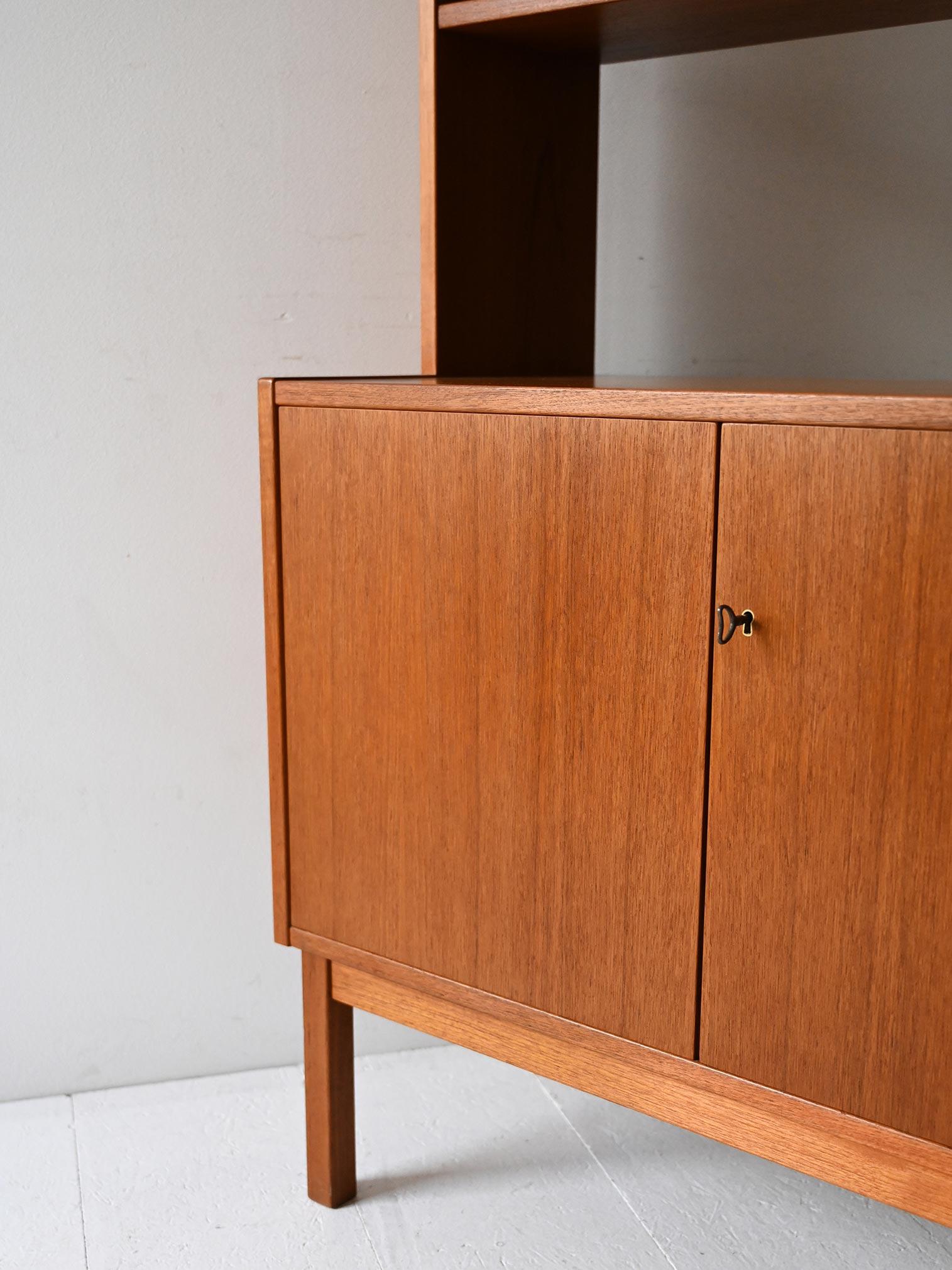 Mid-20th Century Bibliothèque scandinave vintage avec portes battantes et étagères en vente