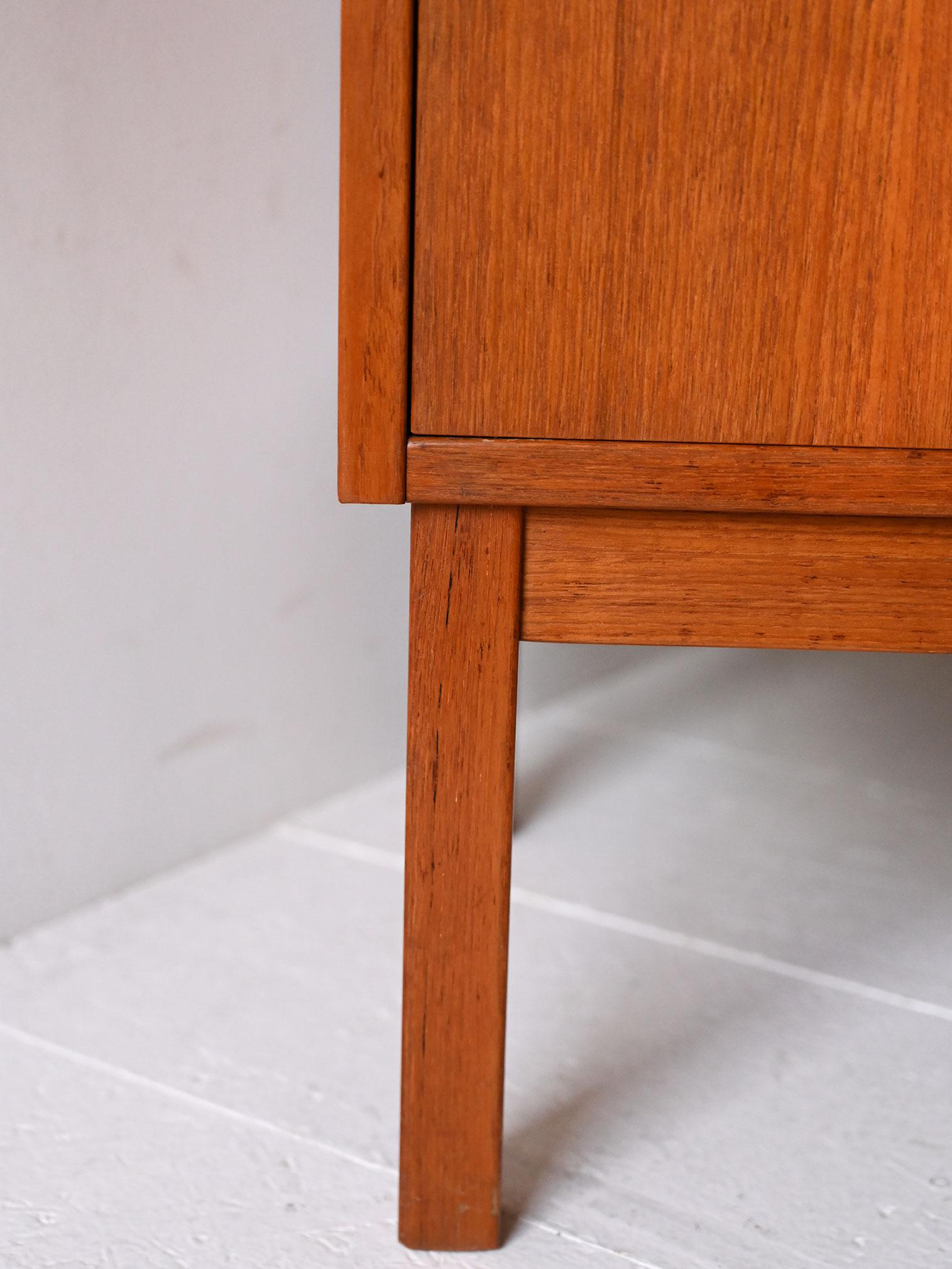 Teck Bibliothèque scandinave vintage avec portes battantes et étagères en vente