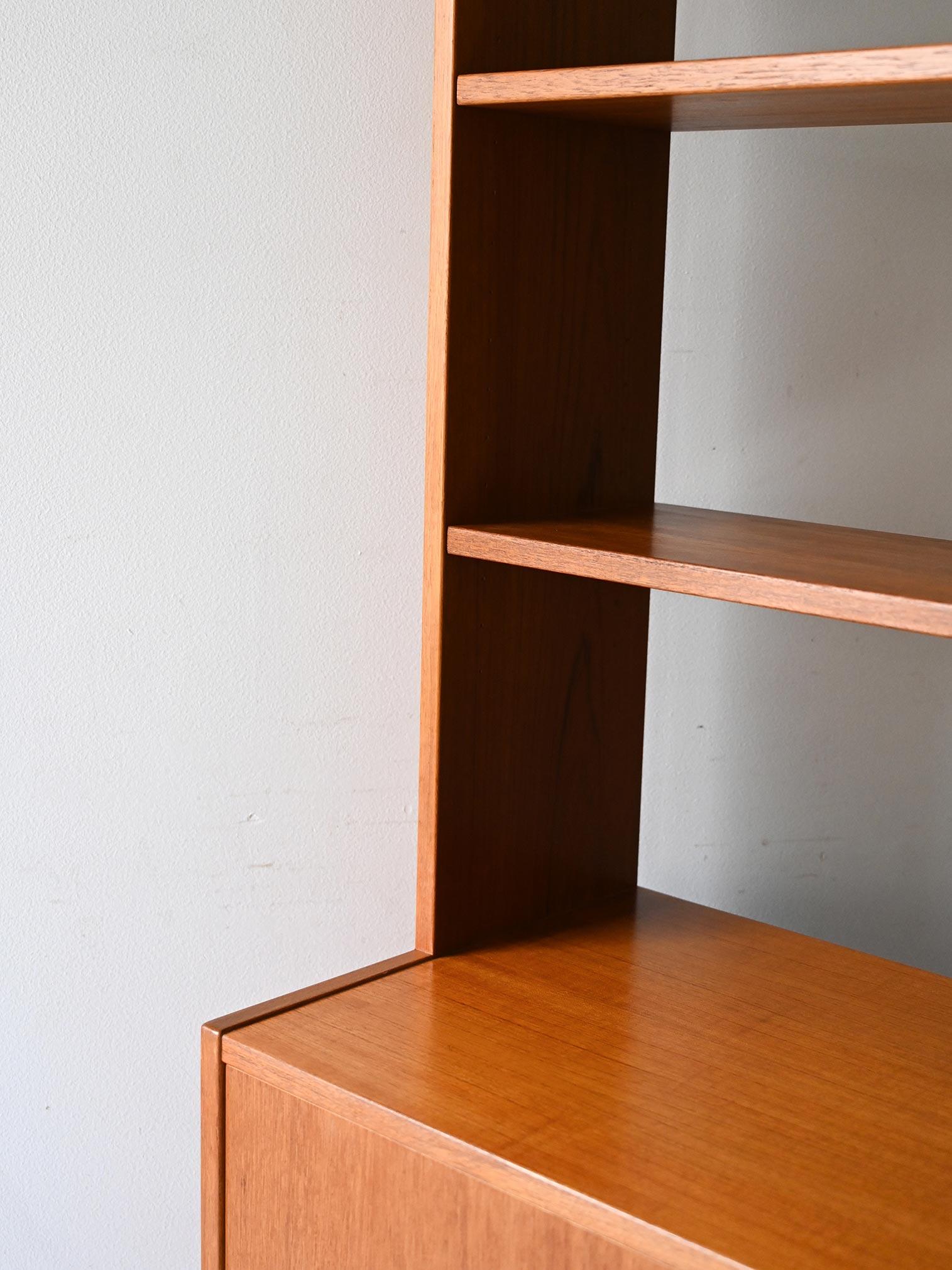 Bibliothèque scandinave vintage avec portes battantes et étagères en vente 1