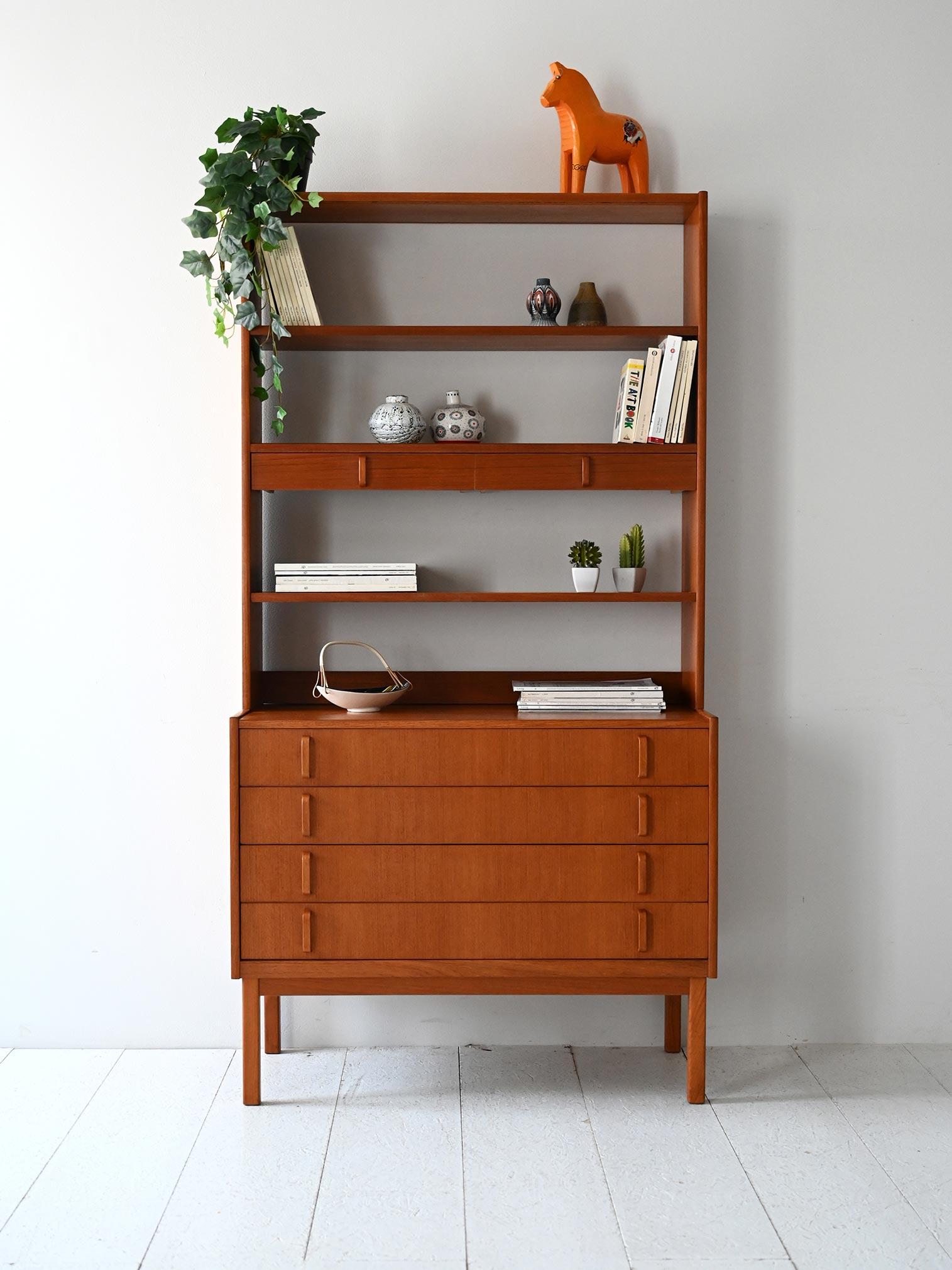 Librería de teca con estantes y cajones, tiradores de teca curvada. Diseño escandinavo de los años sesenta de B. Fridhagen.

Librería escandinava vintage de B. Fridhagen para Bodafors con cajones. Fabricado en madera de teca, cuenta con estantes