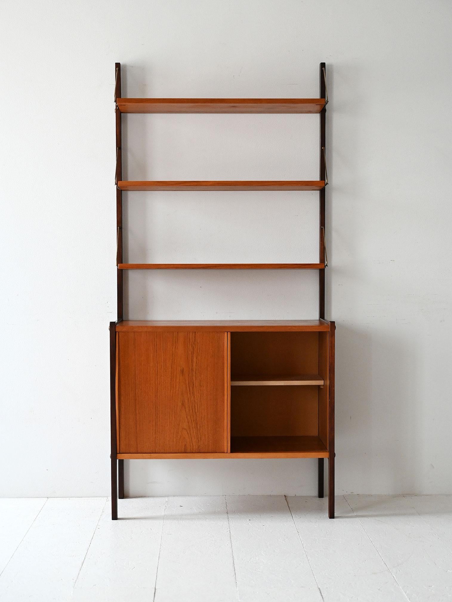 Scandinave moderne Bibliothèque scandinave vintage avec étagères apparentes et tringles en laiton en vente