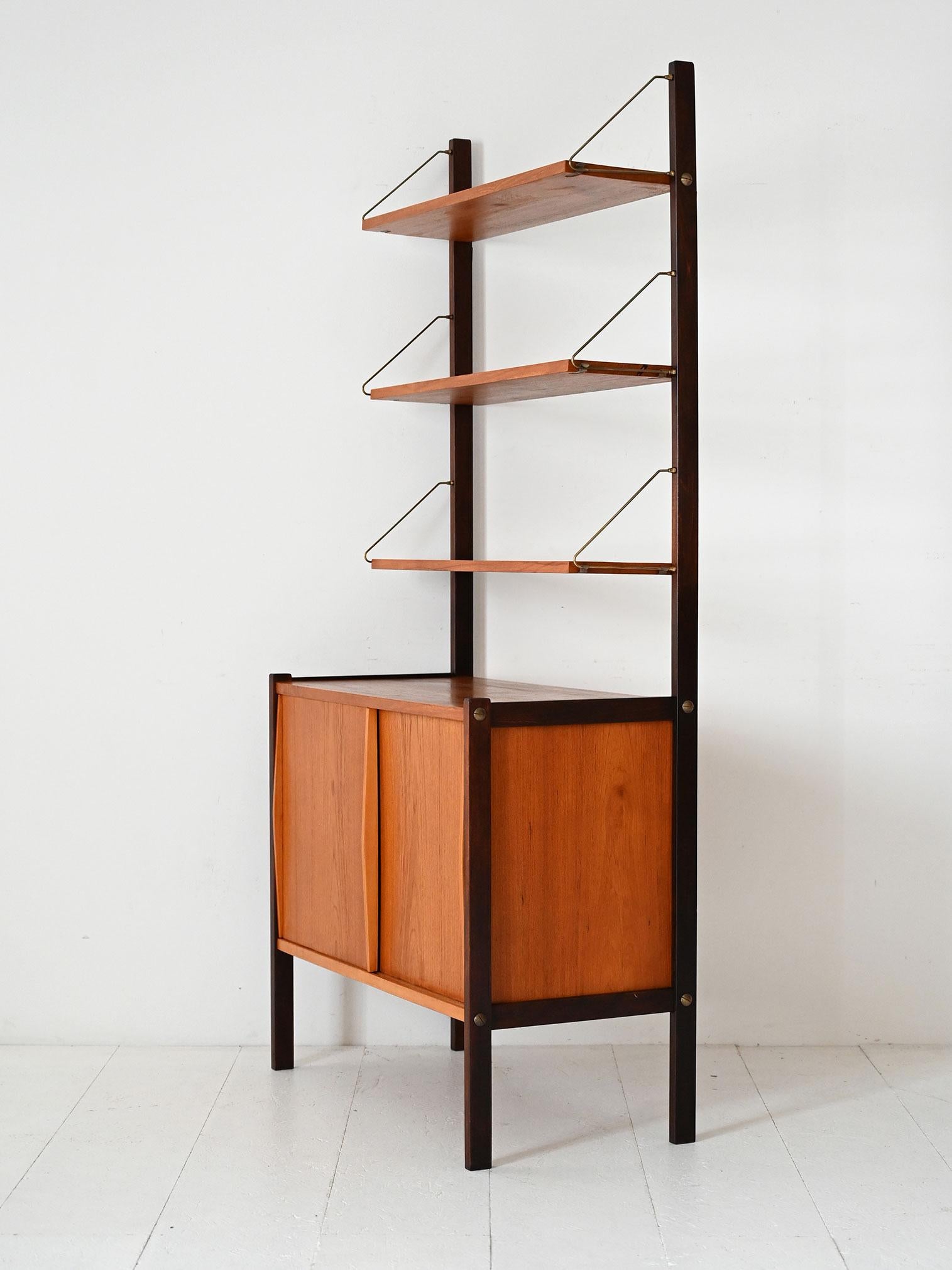 Bibliothèque scandinave vintage avec étagères apparentes et tringles en laiton Bon état - En vente à Brescia, IT