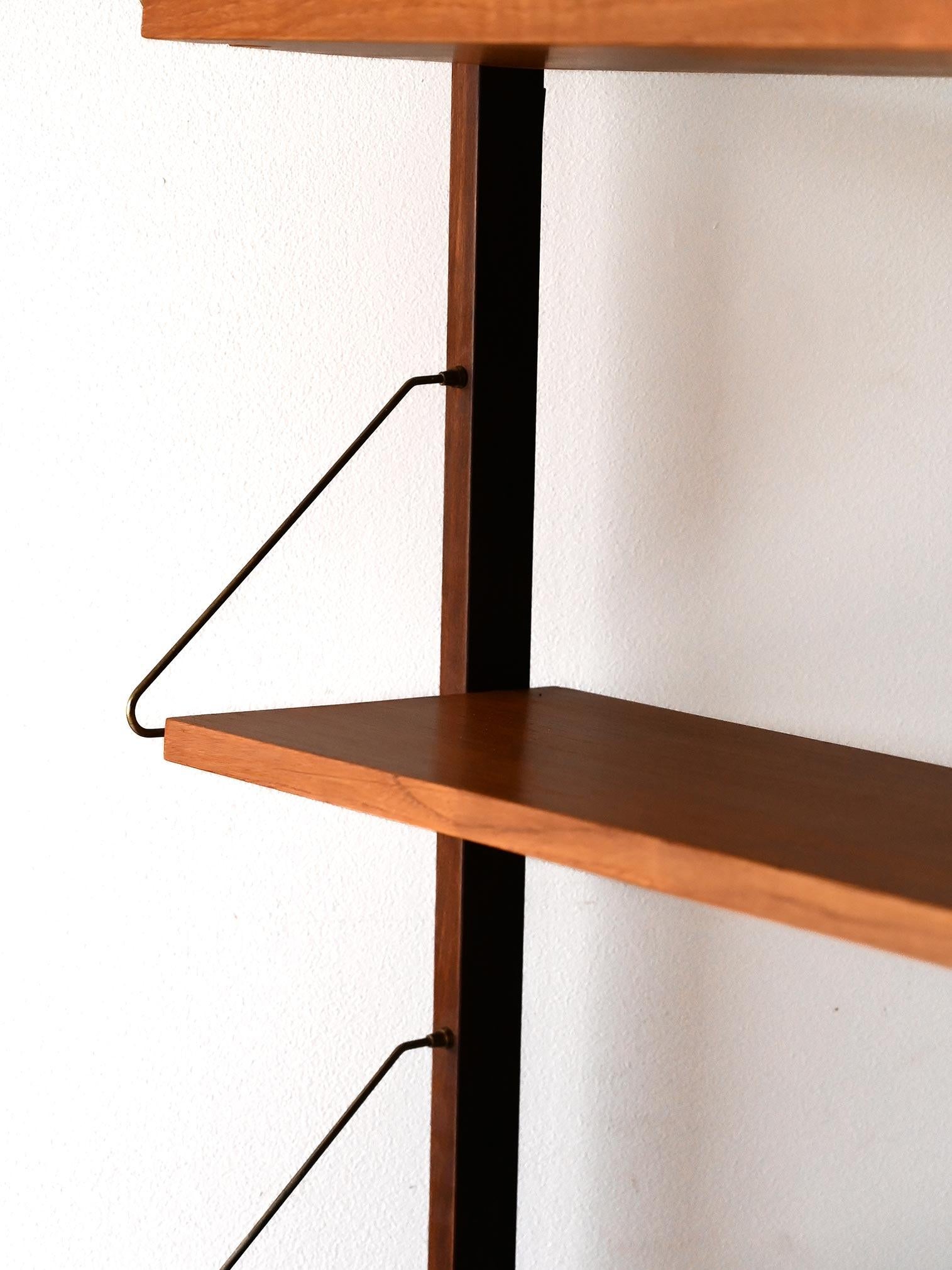 Mid-20th Century Bibliothèque scandinave vintage avec étagères apparentes et tringles en laiton en vente
