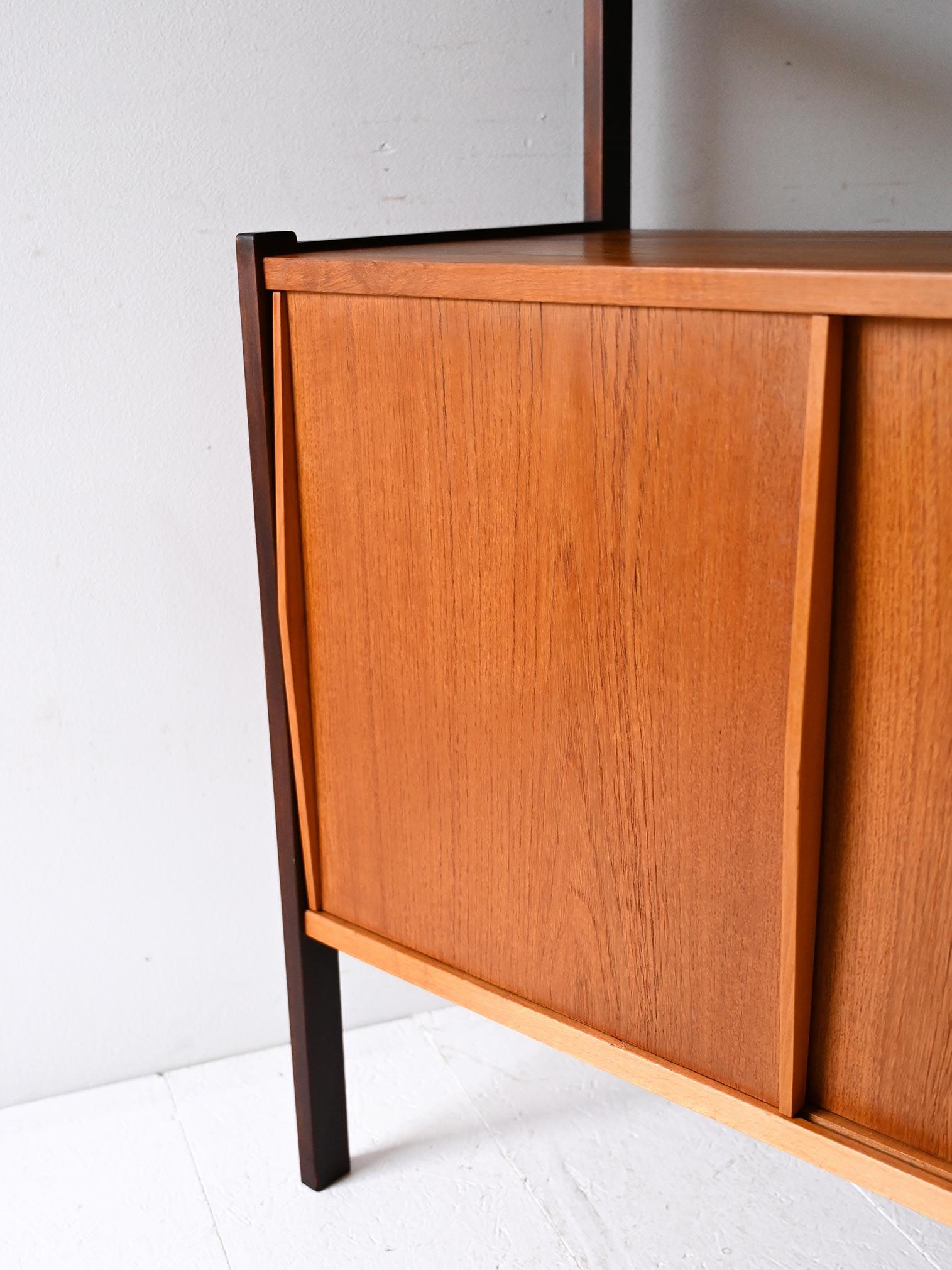 Bois Bibliothèque scandinave vintage avec étagères apparentes et tringles en laiton en vente