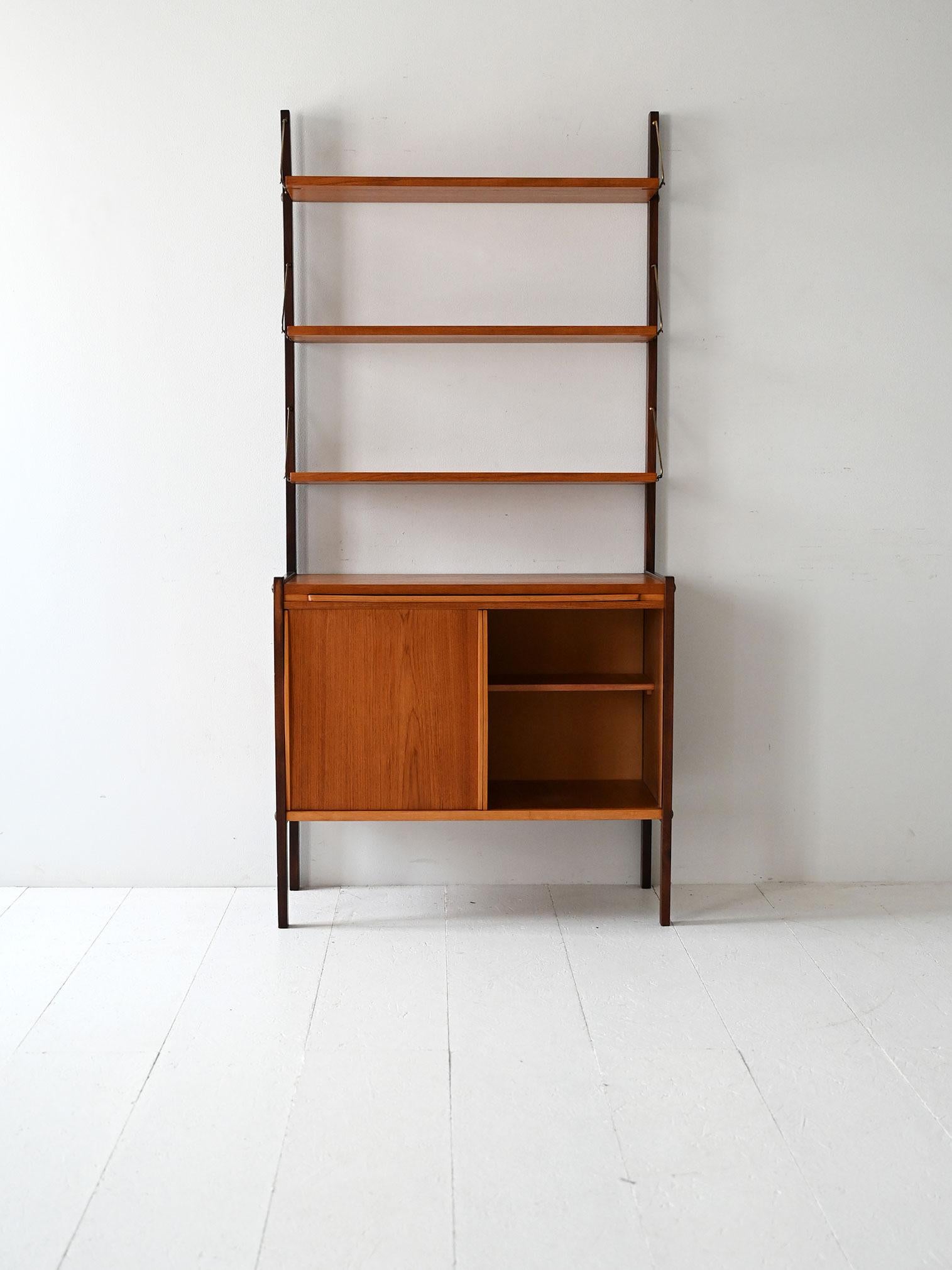 Vintage Scandinavian bookcase with pull-out desk and brass pulls In Good Condition For Sale In Brescia, IT