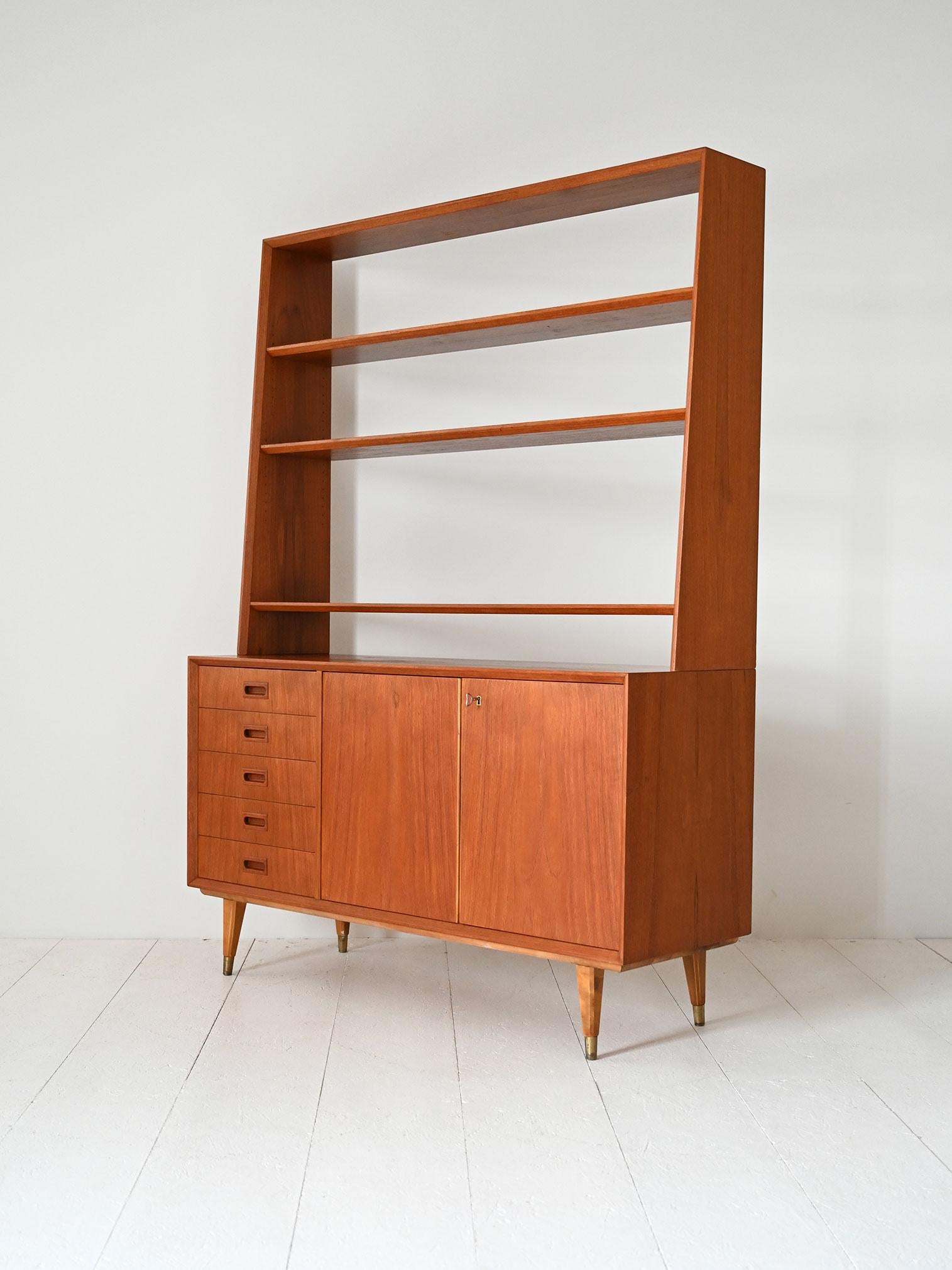 Bibliothèque vintage en teck scandinave avec tiroirs Bon état - En vente à Brescia, IT