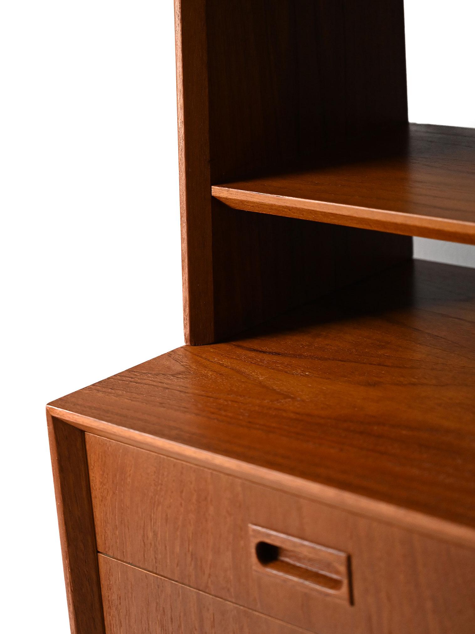 Bibliothèque vintage en teck scandinave avec tiroirs en vente 1