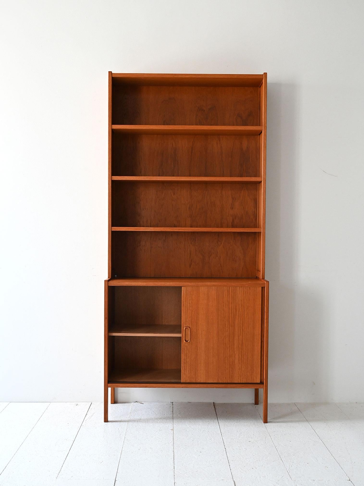 Scandinave moderne Bibliothèque vintage en teck scandinave avec joints apparents en vente
