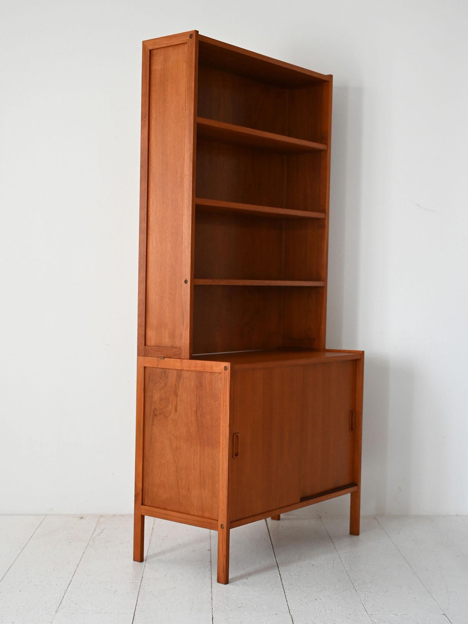 Bibliothèque vintage en teck scandinave avec joints apparents Bon état - En vente à Brescia, IT