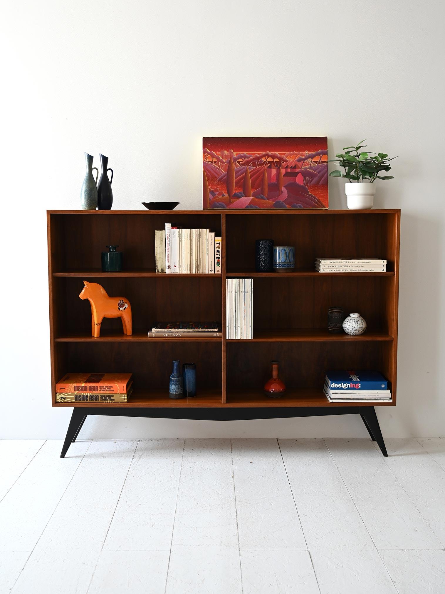 Libreria anni '50/'60 in teak con mensole aperte e piedini affusolati neri. Linea pulita ed equilibrata.

Libreria scandinava vintage realizzata in teak, risalente agli anni ’50/’60. La struttura presenta sei vani a giorno con mensole in legno e un