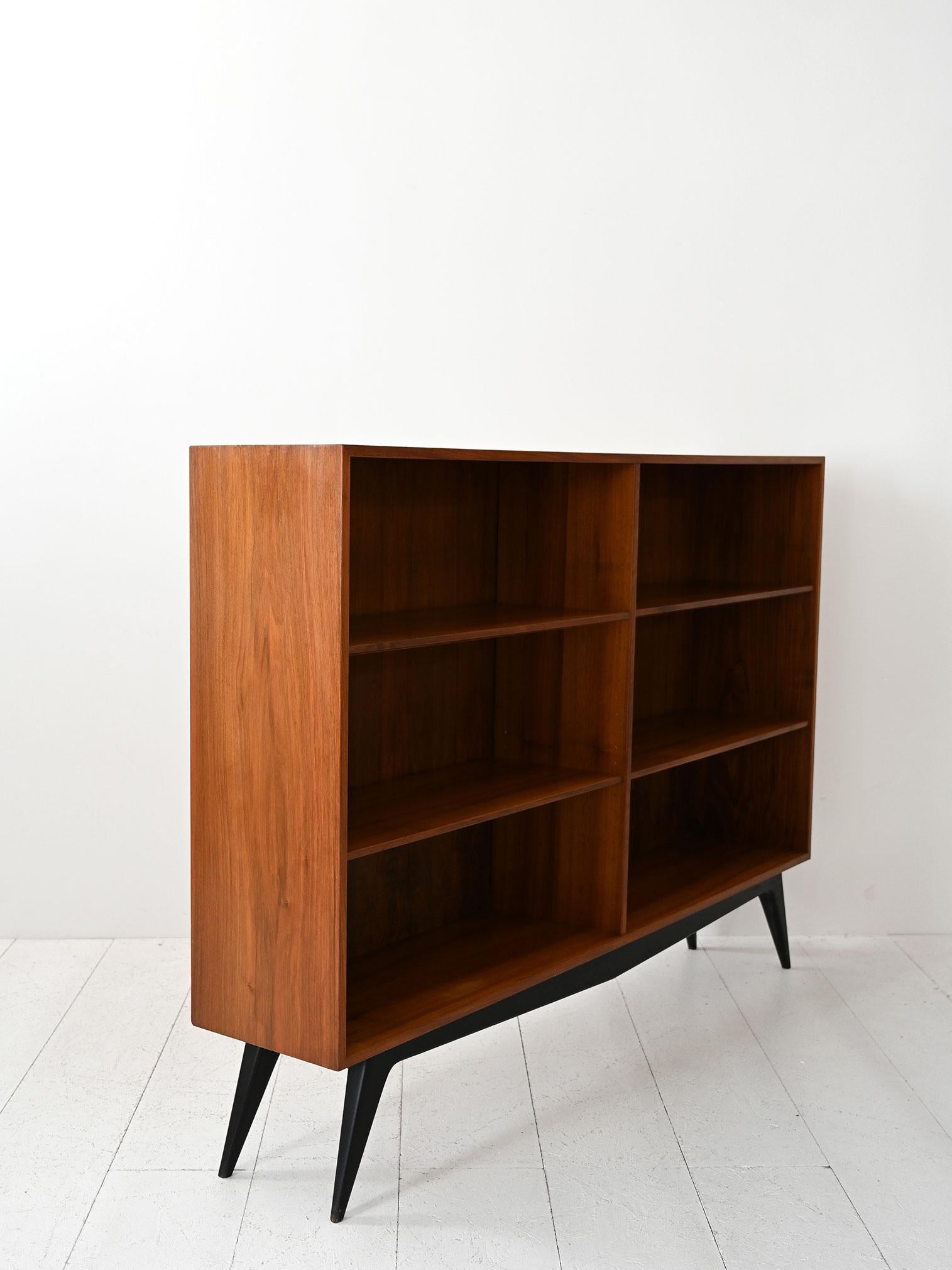 Scandinave moderne Libreria scandinava vintage in teak con piedini neri en vente