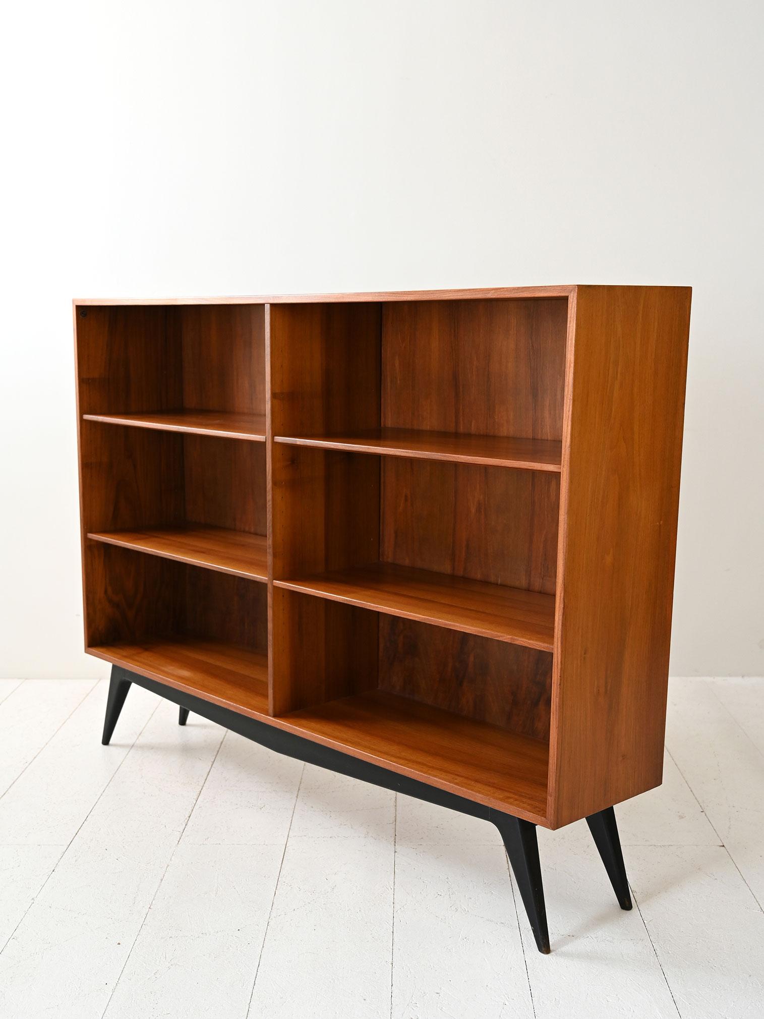 Scandinavian Libreria scandinava vintage in teak con piedini neri en vente