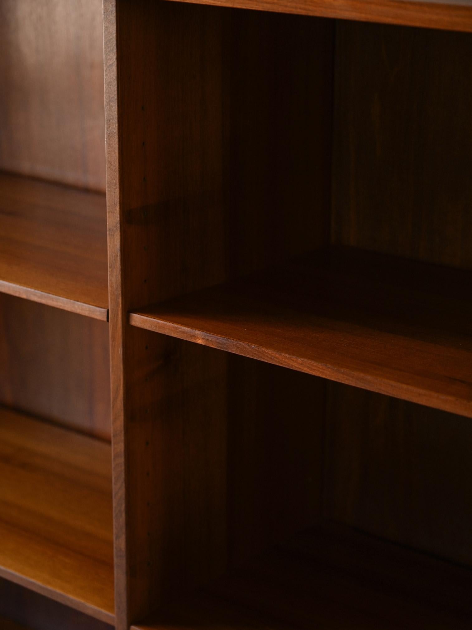 Libreria scandinava vintage in teak con piedini neri Bon état - En vente à Brescia, IT