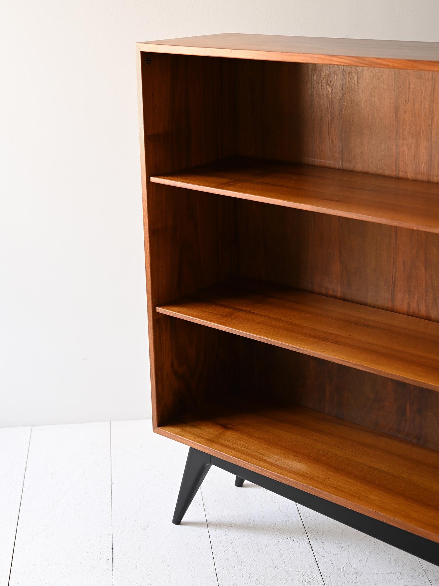 Libreria scandinava vintage in teak con piedini neri en vente 1