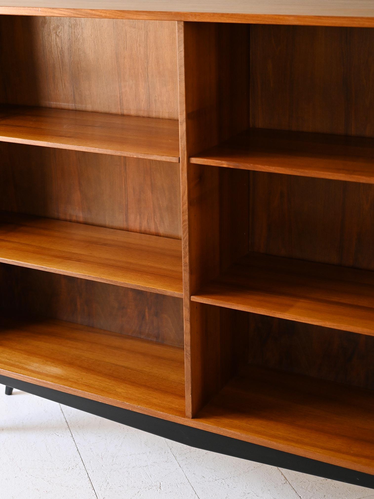 Libreria scandinava vintage in teak con piedini neri en vente 2