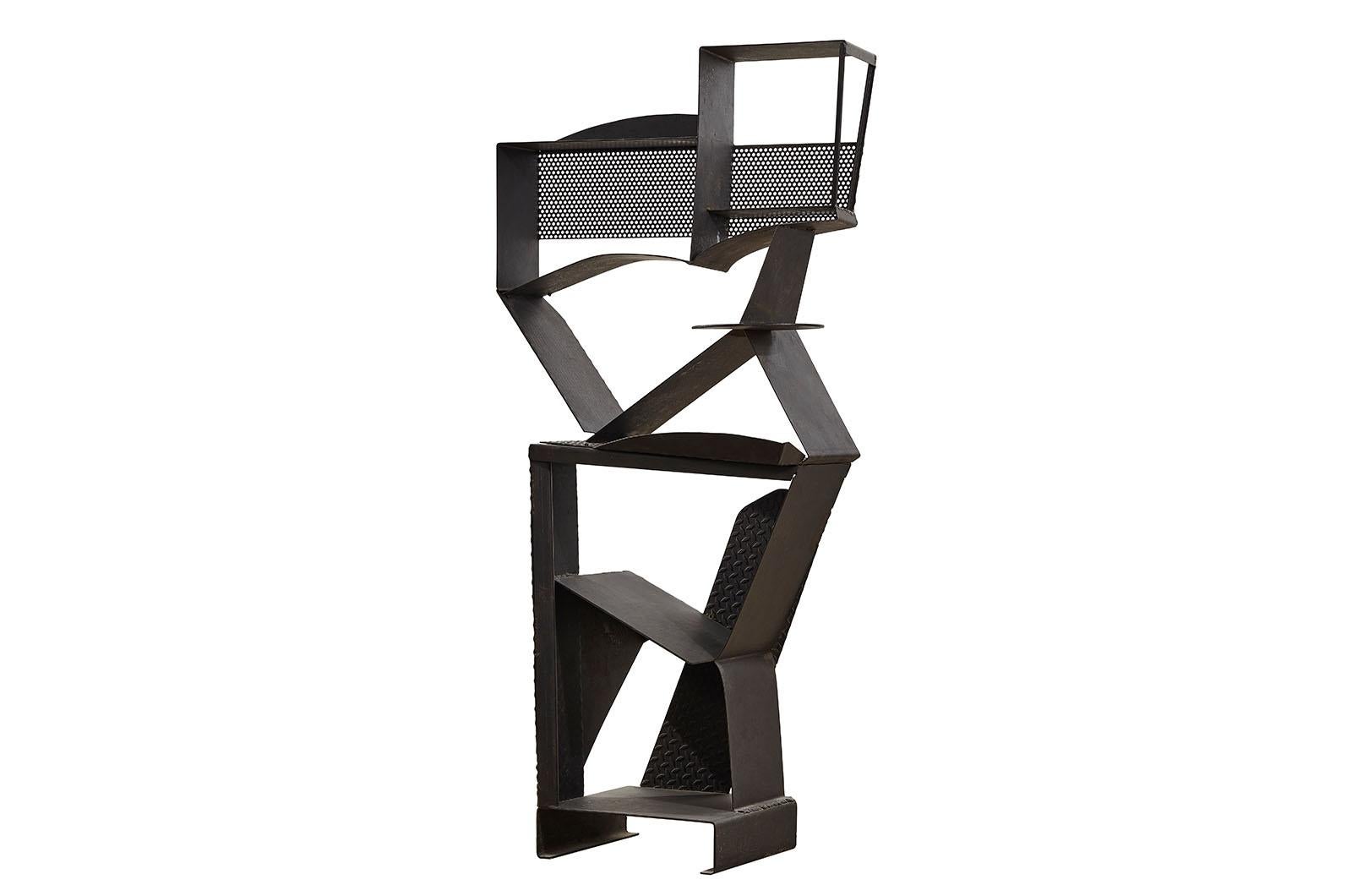 Libreria-scultura progettata da Roberto Mora per Dilmos nel 1989. Realizzate interamente in lamiera, sono unite per ricreare vani e ripiani. Ripiani e vani portaoggetti in lamiera.