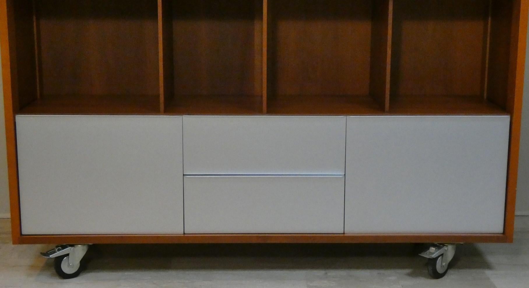 Nella filosofia di De Padova, che incontra anche l'approccio di Magistretti, gli arredi devono adattarsi a diversi contesti, così la versione Shigeto Box, sotto forma di libreria, è la soluzione per arredare uno spazio destinato ad essere