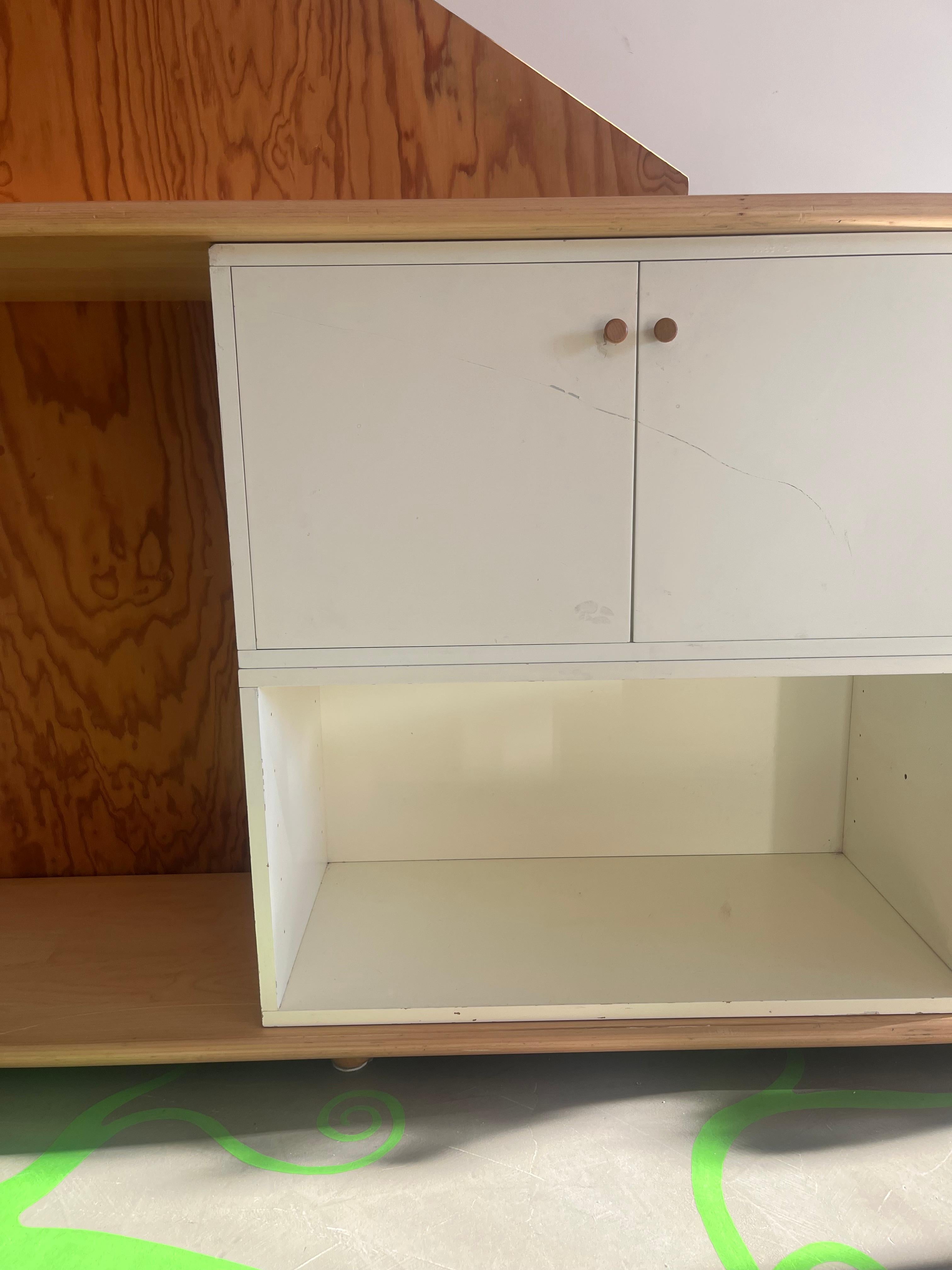 Bücherregal, Anrichte aus Holz, Entwurf von Antonia Astoria de Ponti und Enzo Mari (Sonstiges) im Angebot