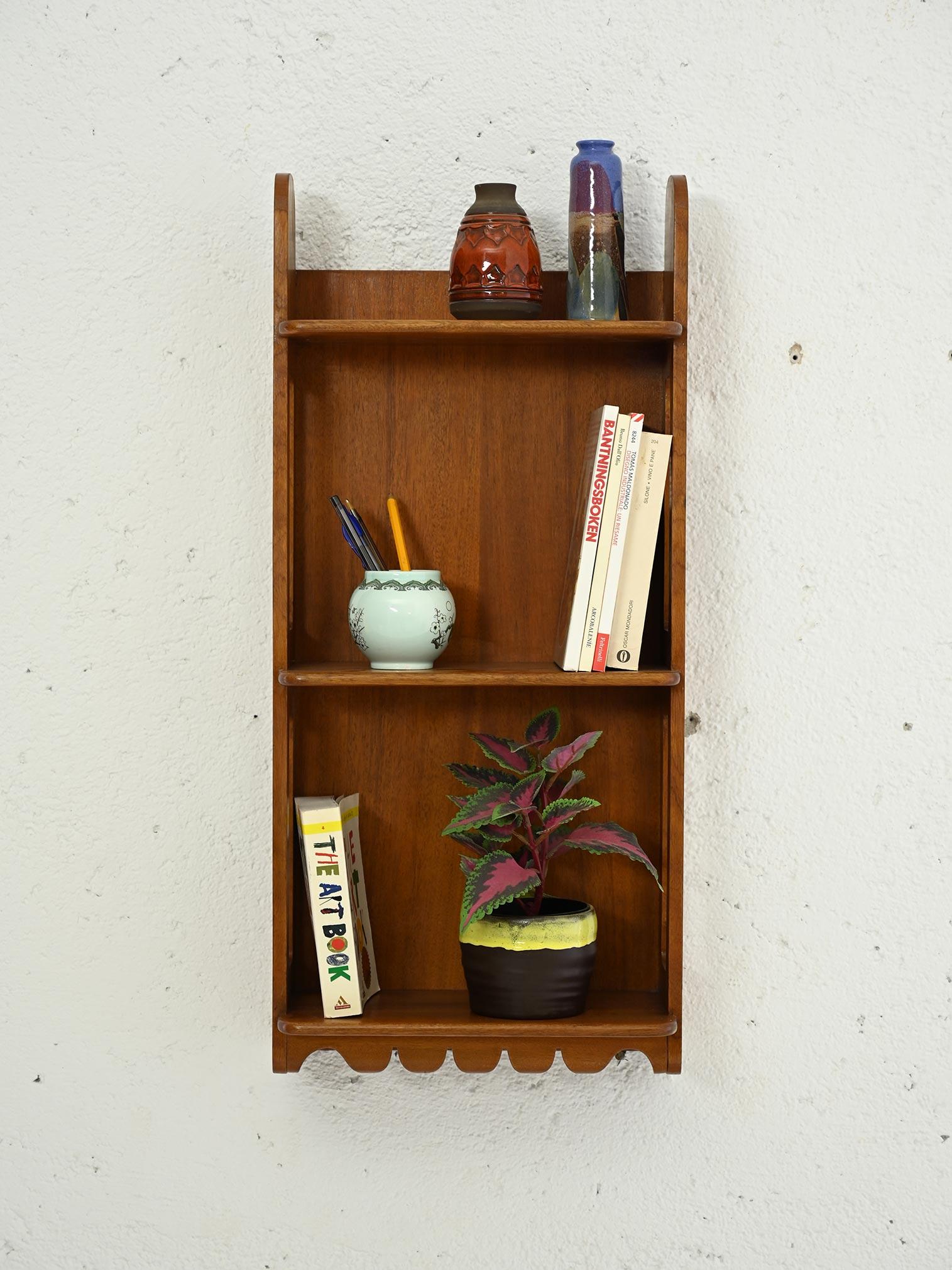 Rare hanging bookcase designed by Josef Frank in the 1950s in mahogany wood.

Produced by Svenskt Tenn in Sweden in the 1950s.

Good conditions. A conservative restoration was done with products of natural origin. Può presentare dei segni del tempo.