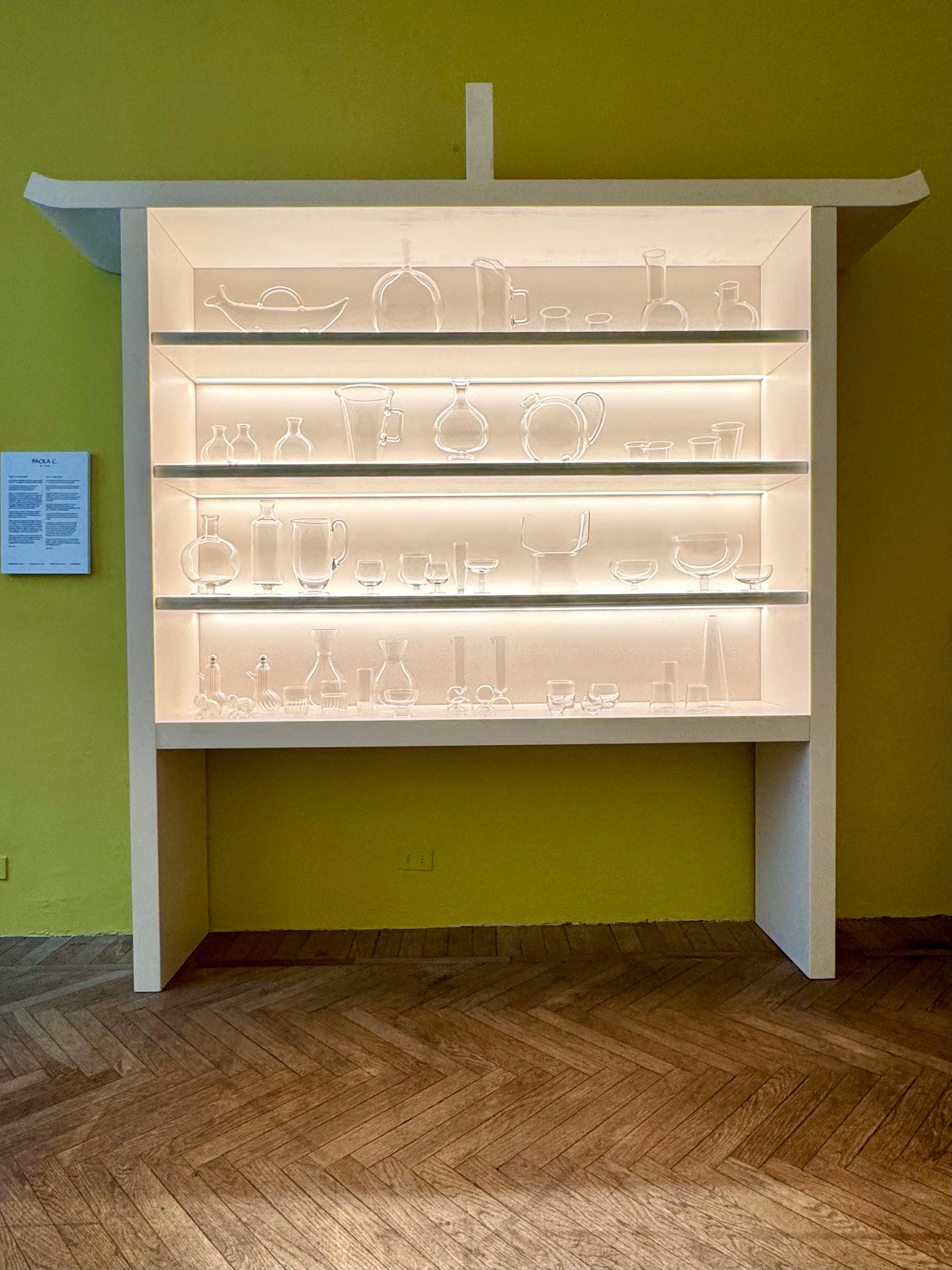Bibliothèque en bois massif recouvert de gaze puis laqué blanc avec 4 étagères éclairées par une bande LED. 
