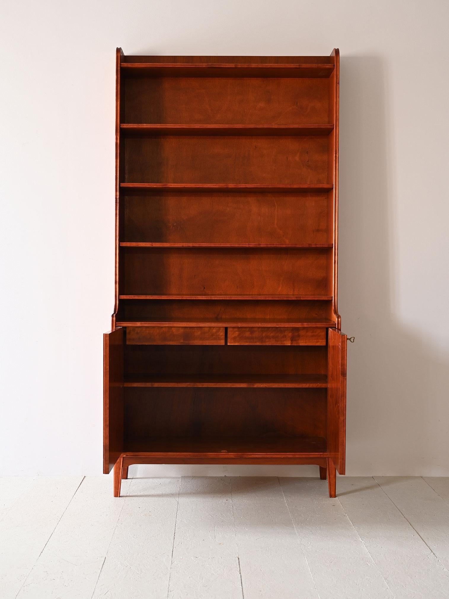Scandinave moderne Bibliothèque suédoise avec portes verrouillables en vente