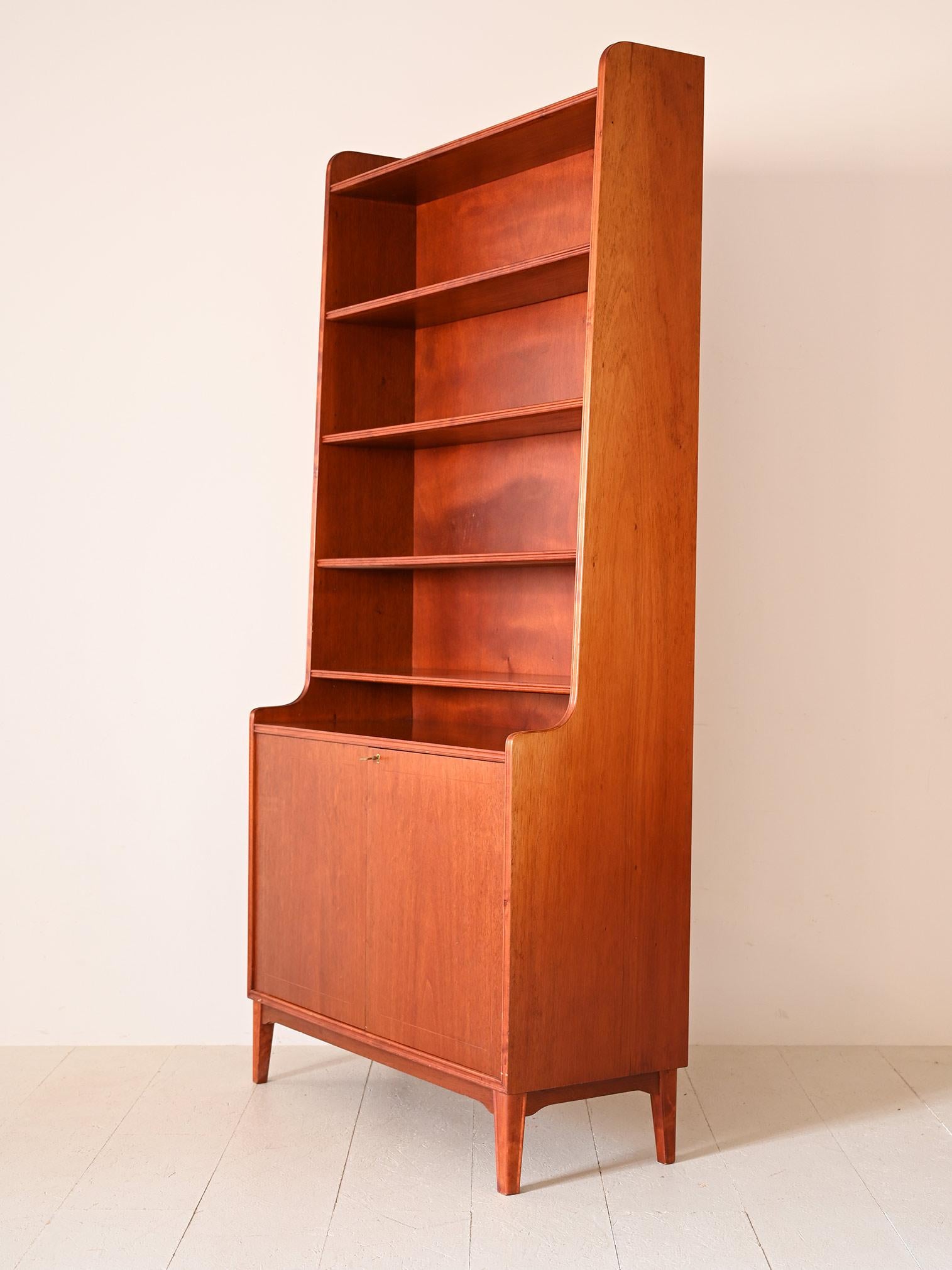 Swedish bookcase with lockable doors In Good Condition For Sale In Brescia, IT