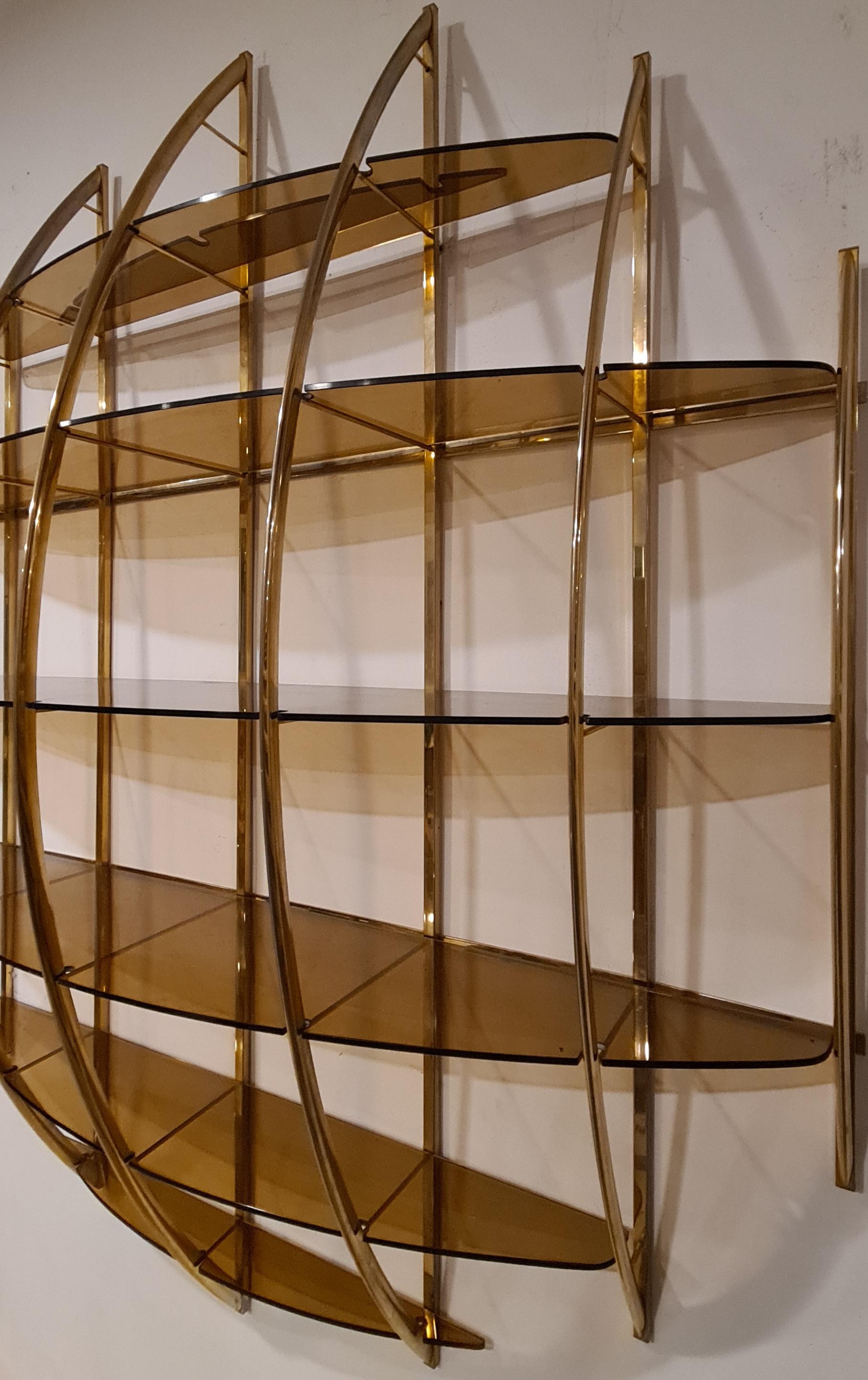 Libreria Tyco Massironi.

Imponente Libreria modello TYCO In ottone e vetro fumè, del designer Manfredo Massironi per Nikol.

Rarissima in questa versione, molto più comune in legno.

Realizzata con uno scheletro con barre curve di ottone chiudibili