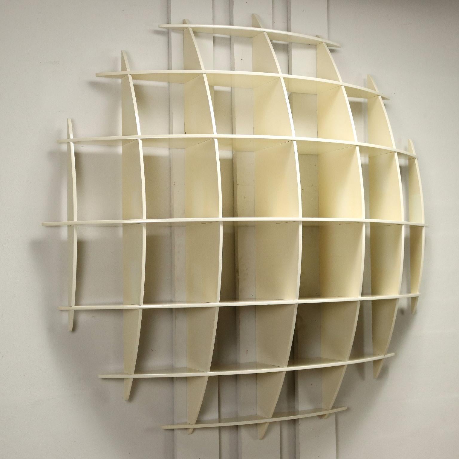 Bookcase with interlocking shelves and uprights made of lacquered wood.