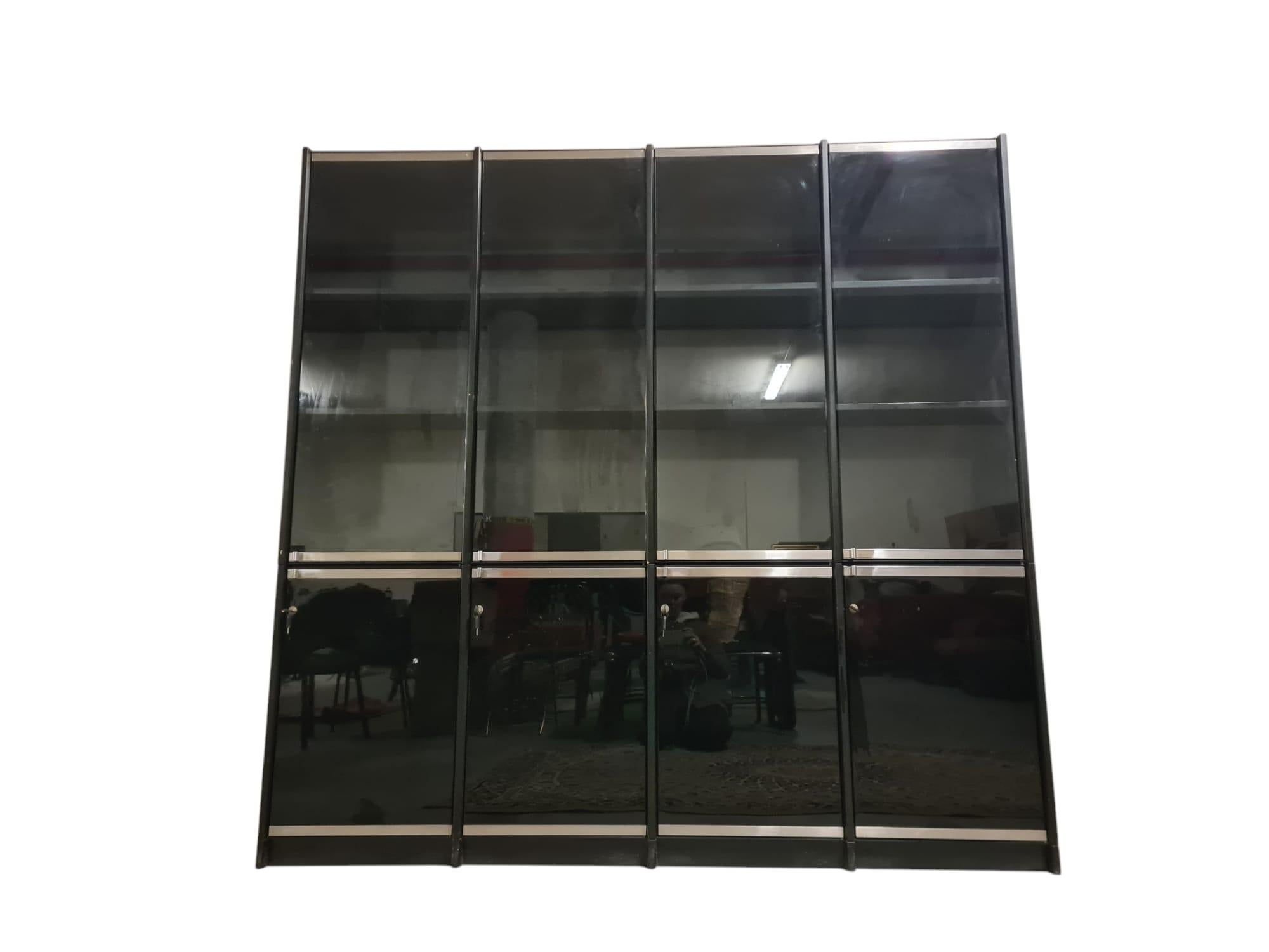 Librería Anónima Castelli.

Gran librería con vitrinas de 4 puertas.

Elegante mueble de madera lacada en negro brillante, cristal y perfiles de acero satinado.

Ideal como librería o vitrina para su habitación, posibilidad de coordinar con aparador