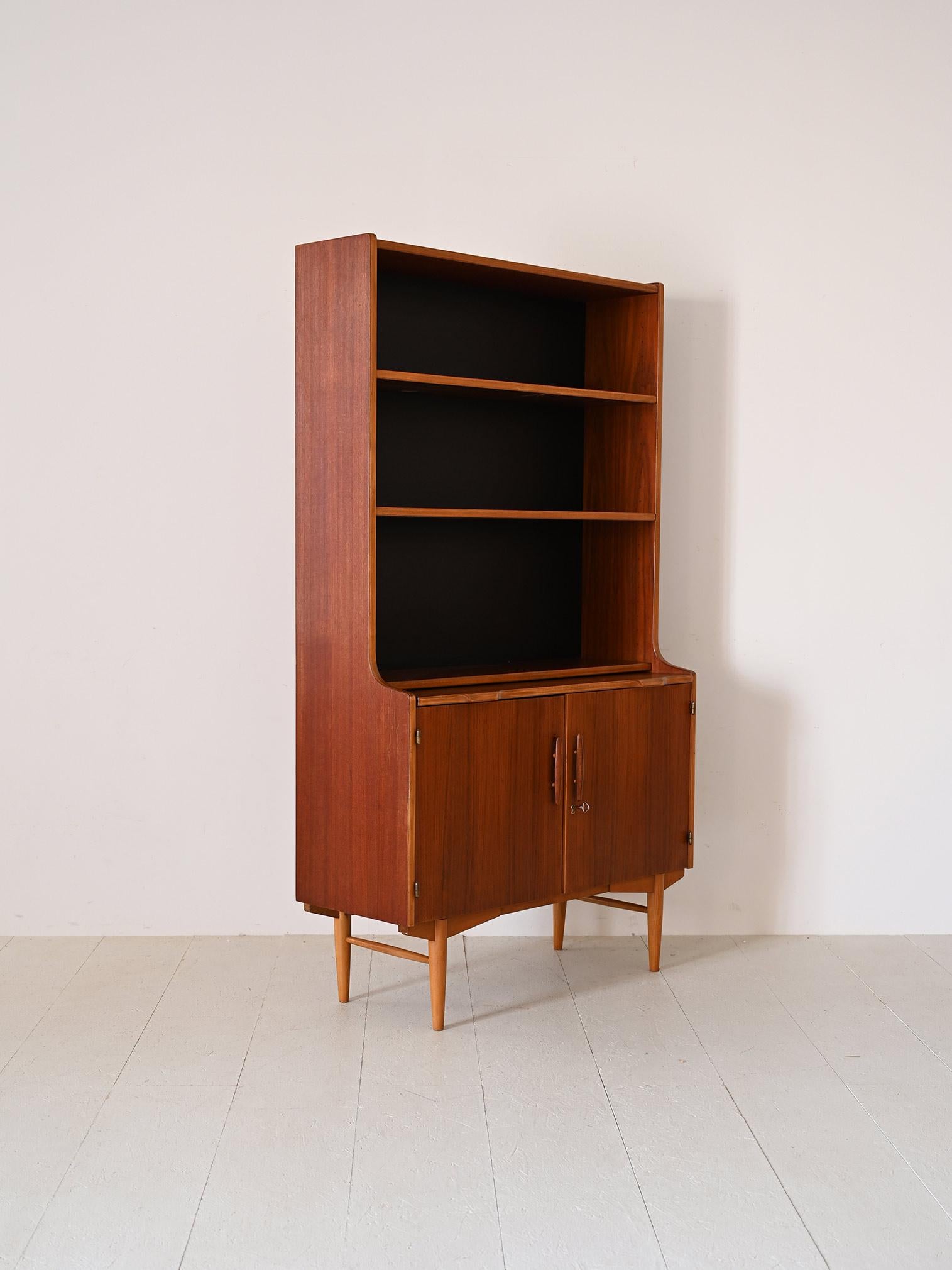 Vintage bookcase with pull-out shelf In Good Condition For Sale In Brescia, IT